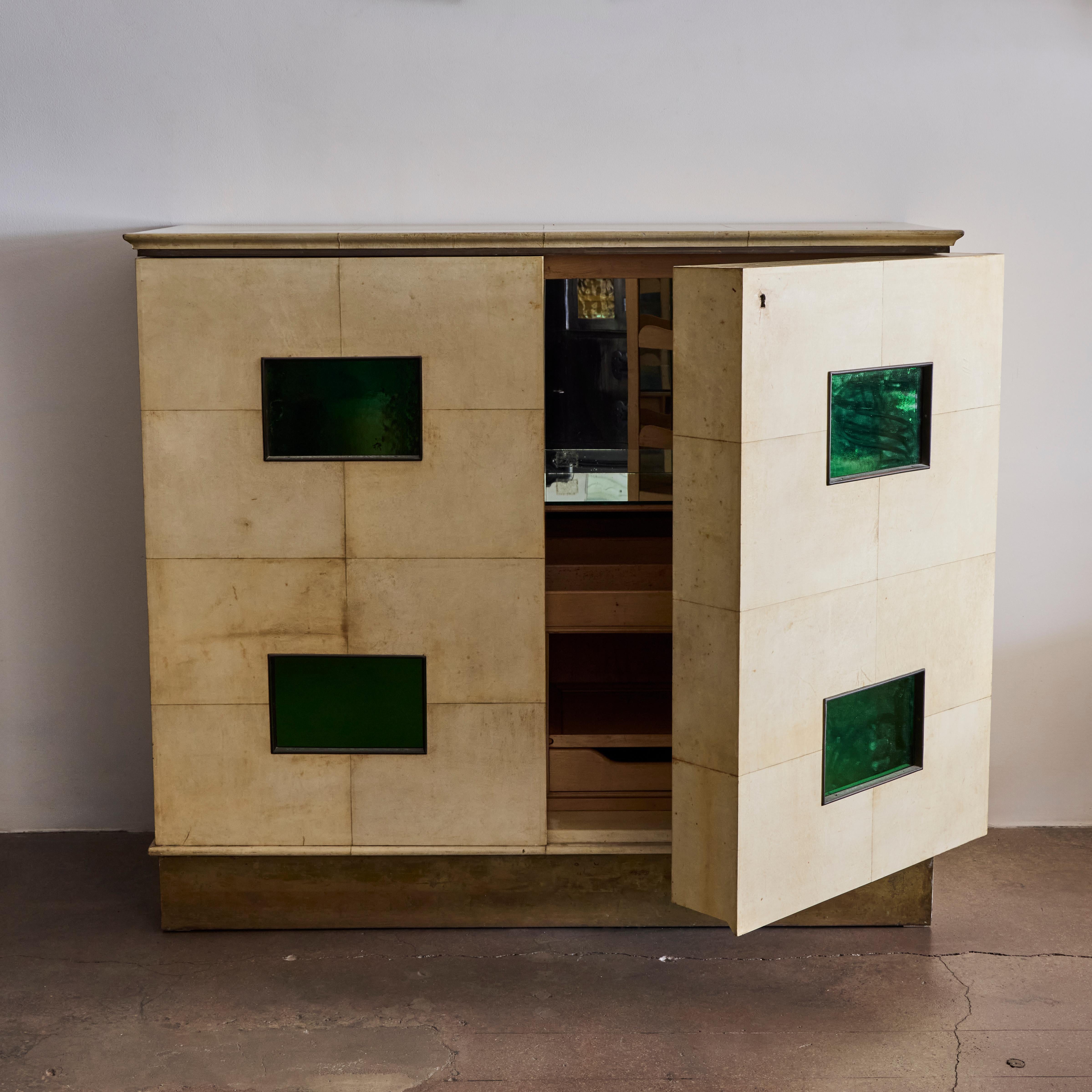 Parchment Bar Cabinet by Paolo Buffa Bon état - En vente à Los Angeles, CA