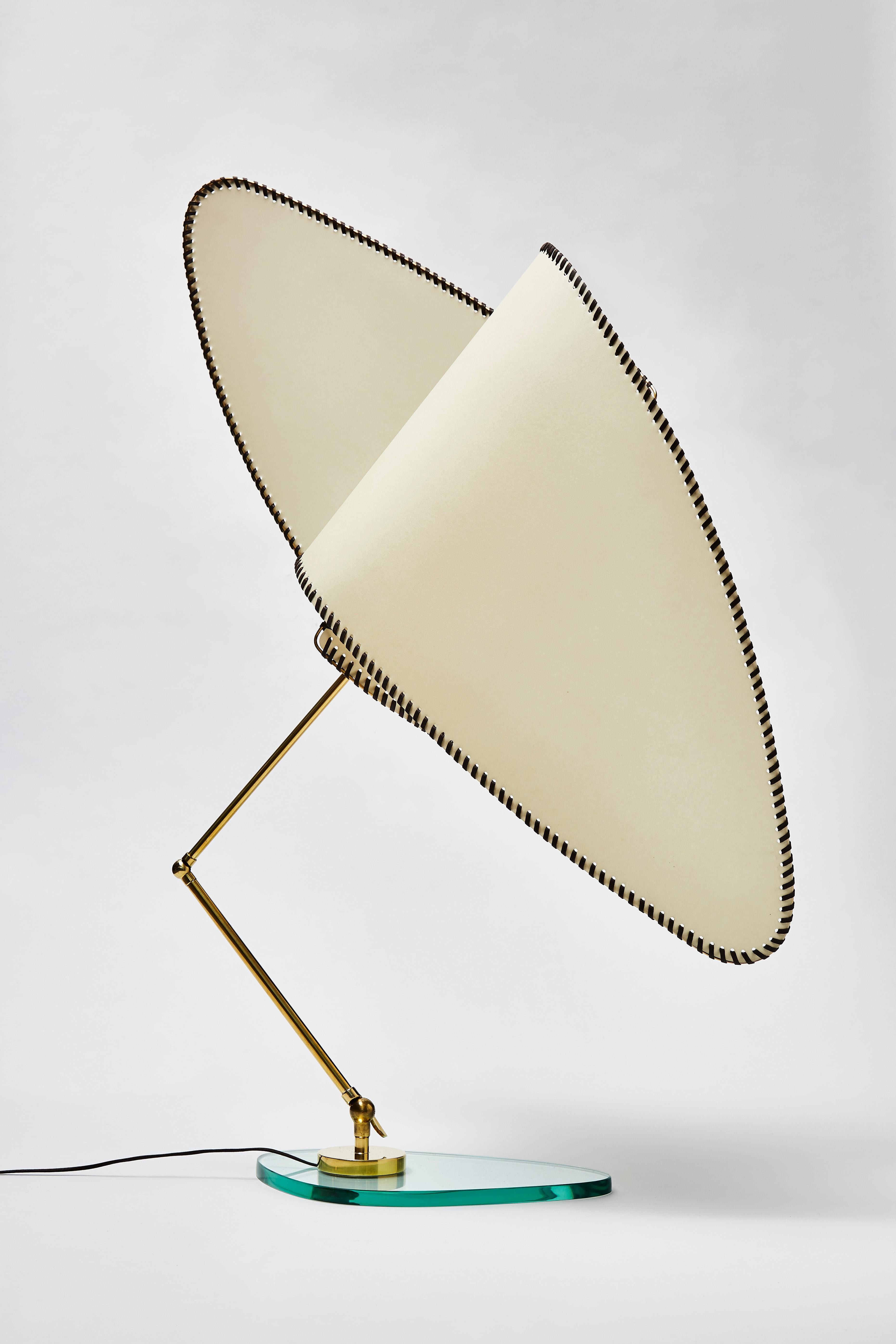 Lampe de table Ventola de l'artiste Diego Mardegan en exclusivité pour Glustin Luminaires.

Magnifique abat-jour à deux voies composé d'une structure en laiton, de papier parchemin et de toile cirée maintenu par un bras articulé en laiton attaché
