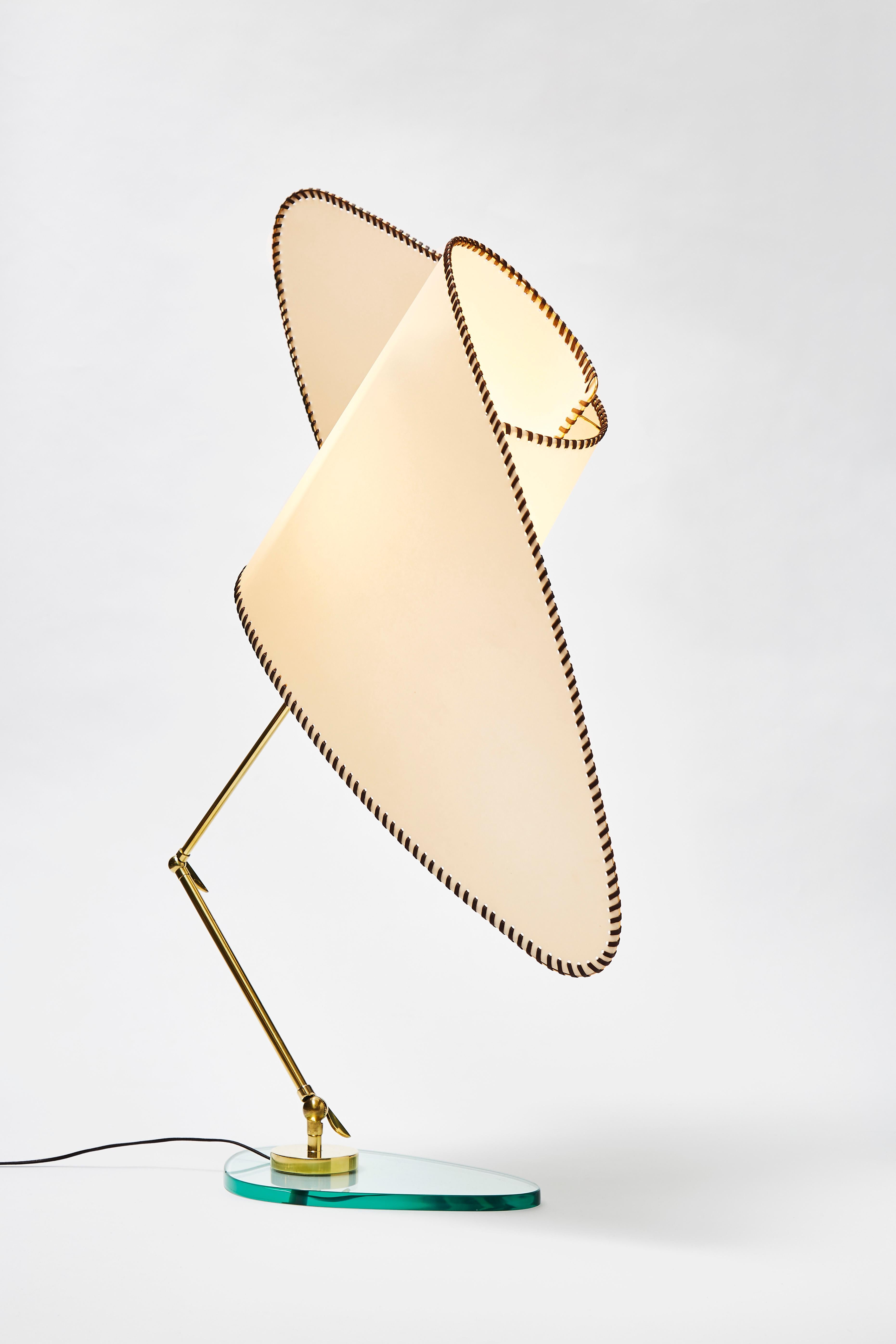 Tischlampe aus Pergament, Messing und Glas von Diego Mardegan für Glustin Luminaires (Moderne) im Angebot