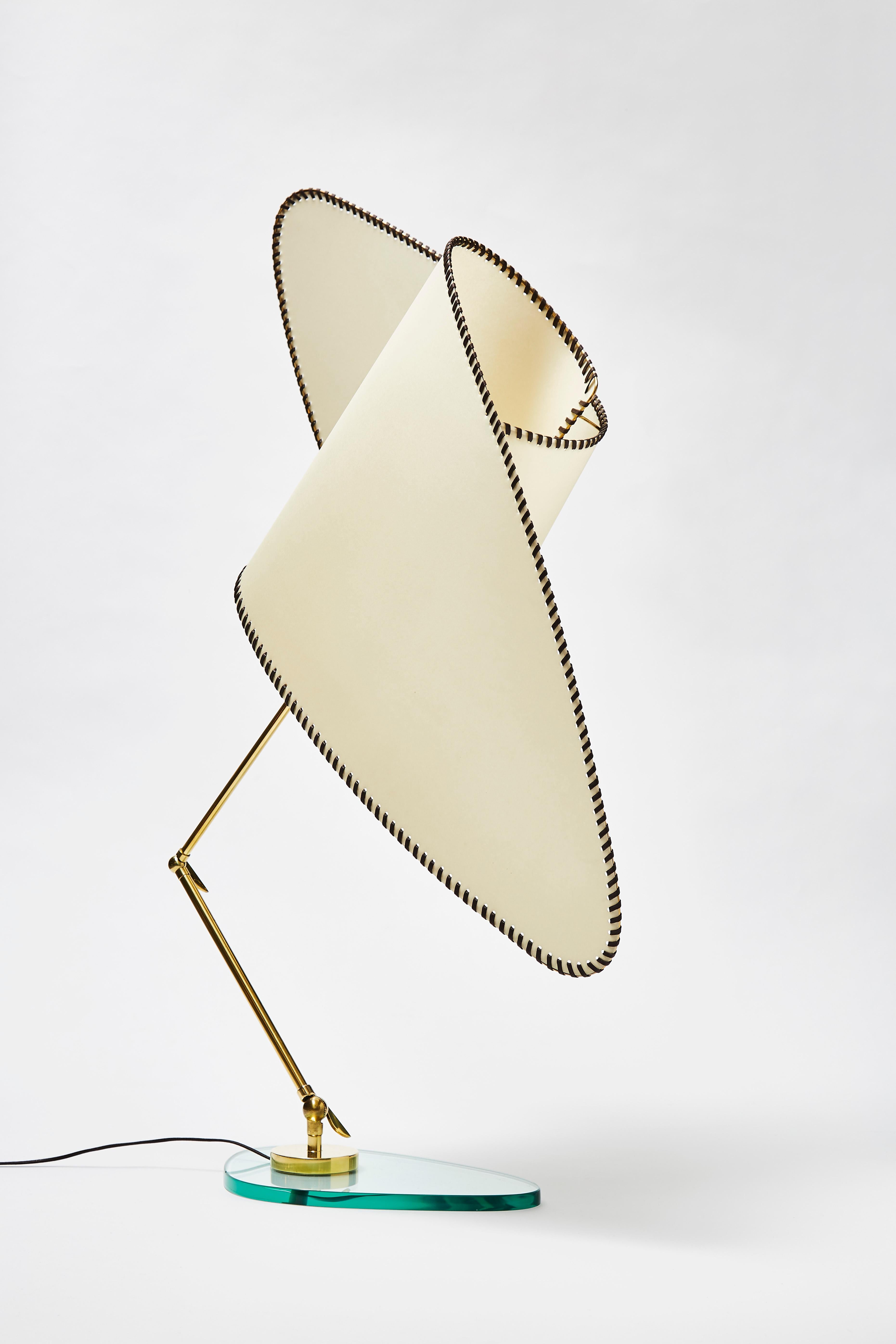 Tischlampe aus Pergament, Messing und Glas von Diego Mardegan für Glustin Luminaires (Italienisch) im Angebot