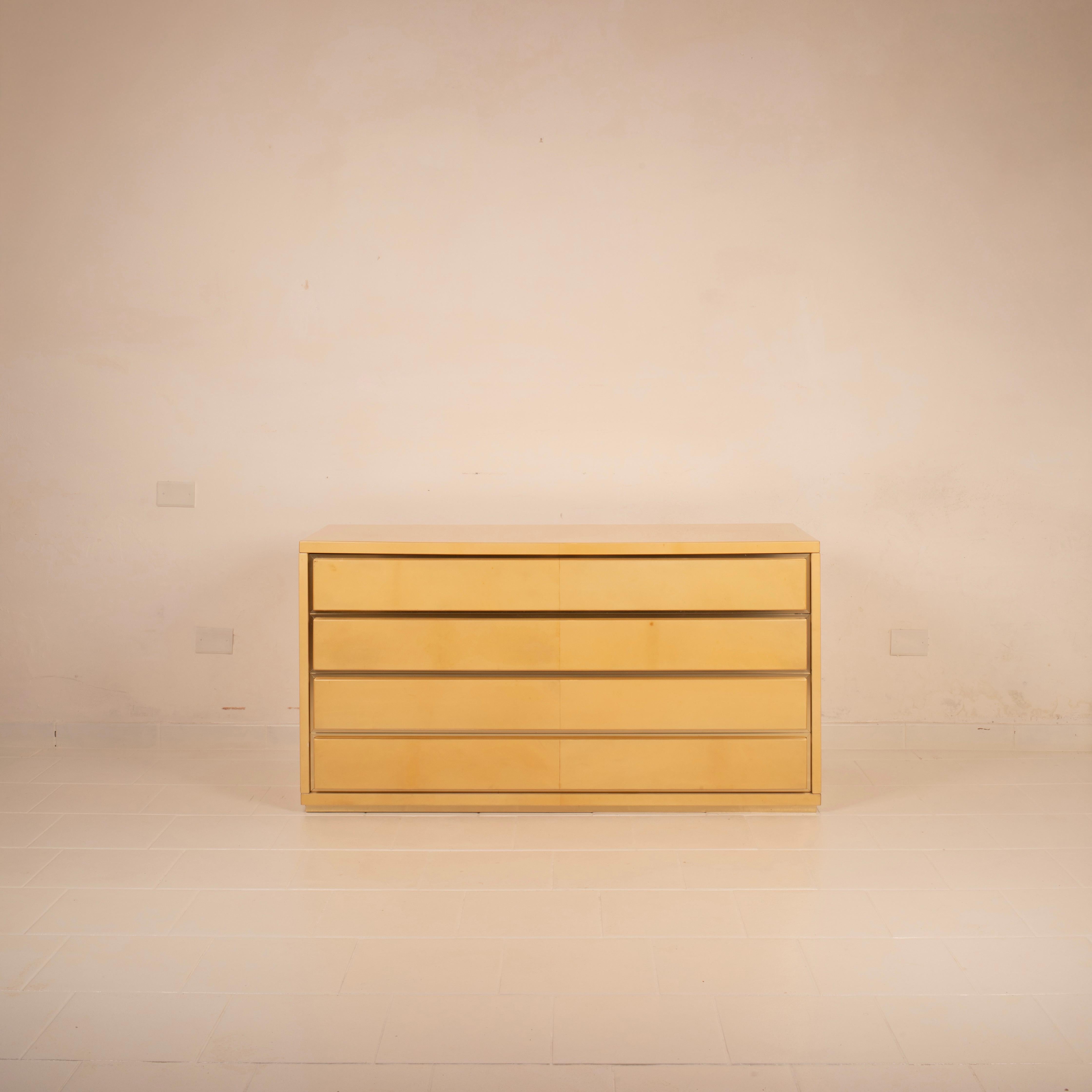 Elegant chest of drawers designed by Aldo Tura, crafted in Italy in the 1960s.
The piece stands out for its clean, sophisticated design, enhanced by a refined honey-colored parchment veneer, meticulously applied by hand across the entire structure.