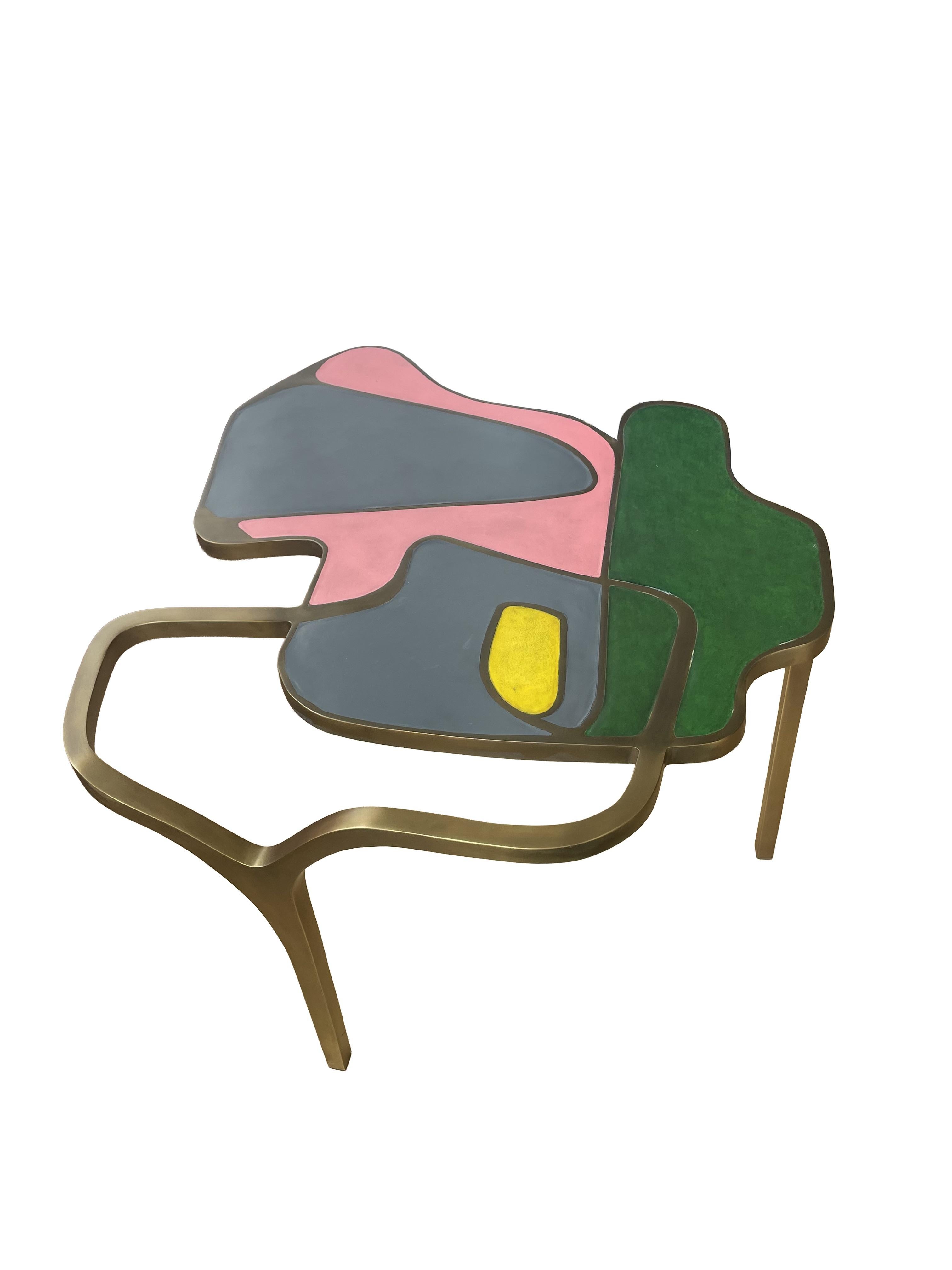 Table basse Cocteau en parchemin avec accents en laiton par R&Y Augousti. Modifié avec une section d'accentuation rose après le marché. En bon état, légèrement utilisé.