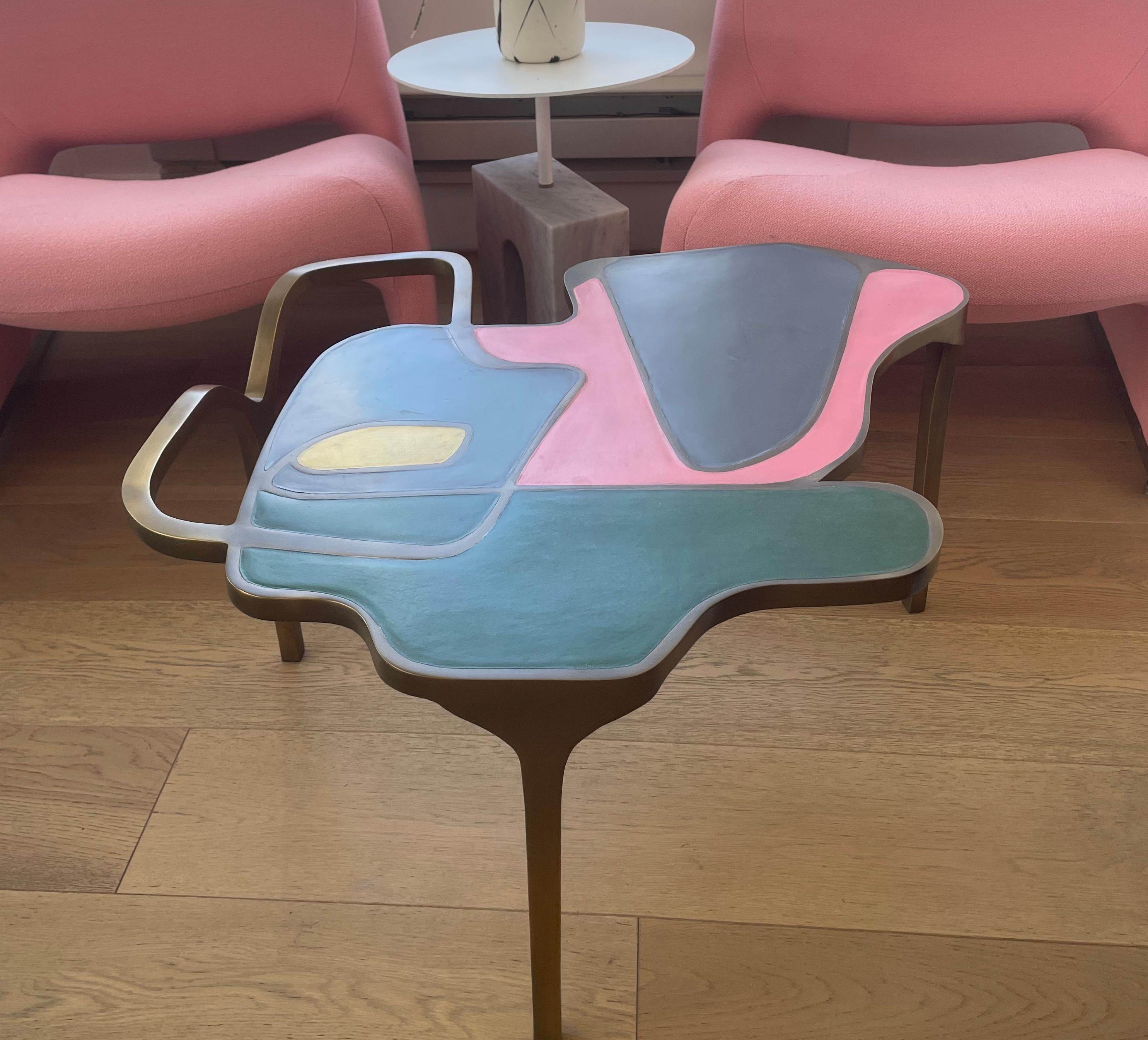 Philippin Parchemin Cocteau Table basse en laiton par R & Y Augousti avec accents roses en vente