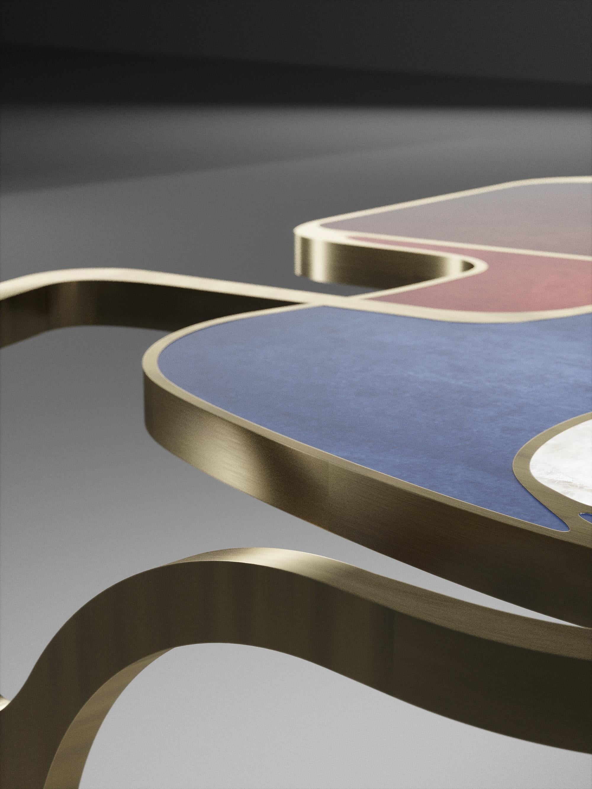 Table basse Cocteau parchemin avec accents en laiton de R & Y Augousti Neuf - En vente à New York, NY