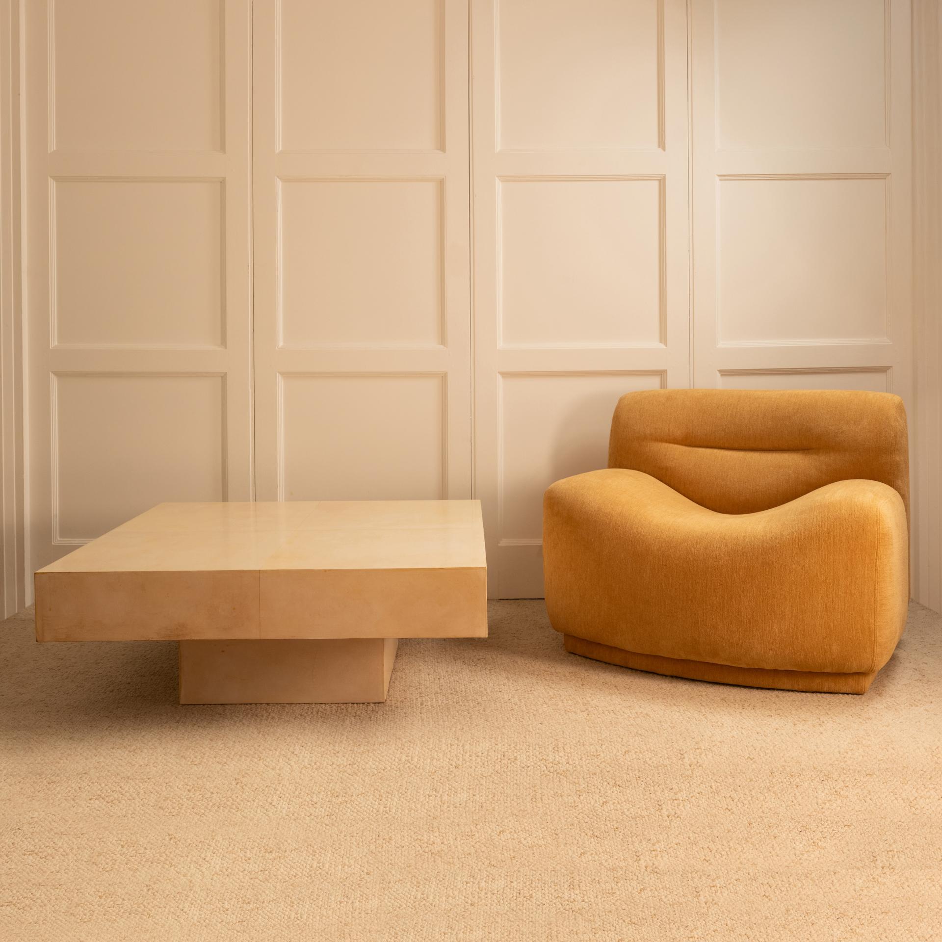Quadratischer Couchtisch aus cremefarbenem Pergament.

Das Pergament verleiht dem Tisch eine Textur und eine unregelmäßige cremefarbene Patina, die an die Alterung im Laufe der Zeit erinnert.