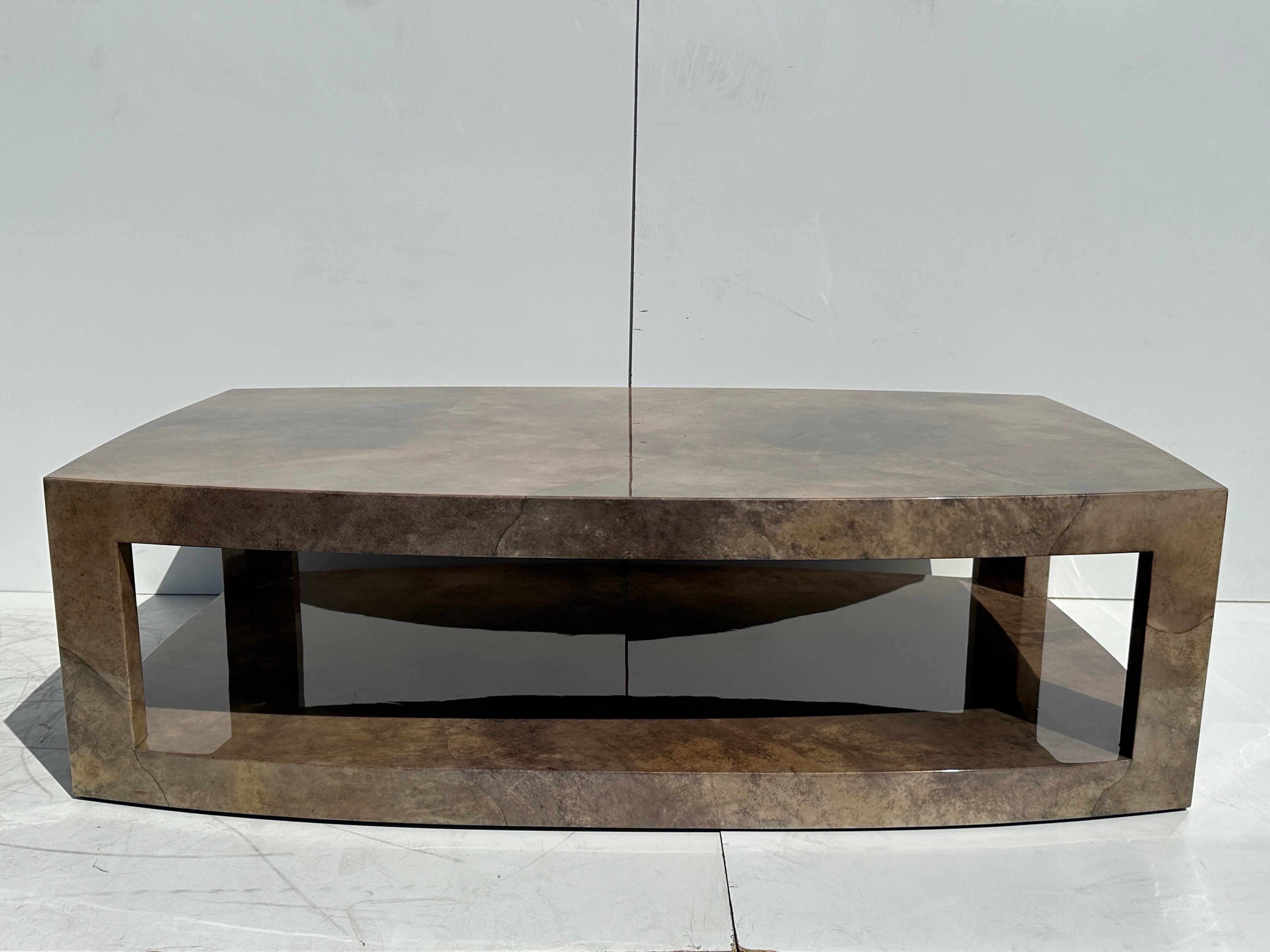 Impressionnante table basse à deux niveaux en parchemin laqué, conçue par Sally Sirkin Lewis pour J. Robert Scott.