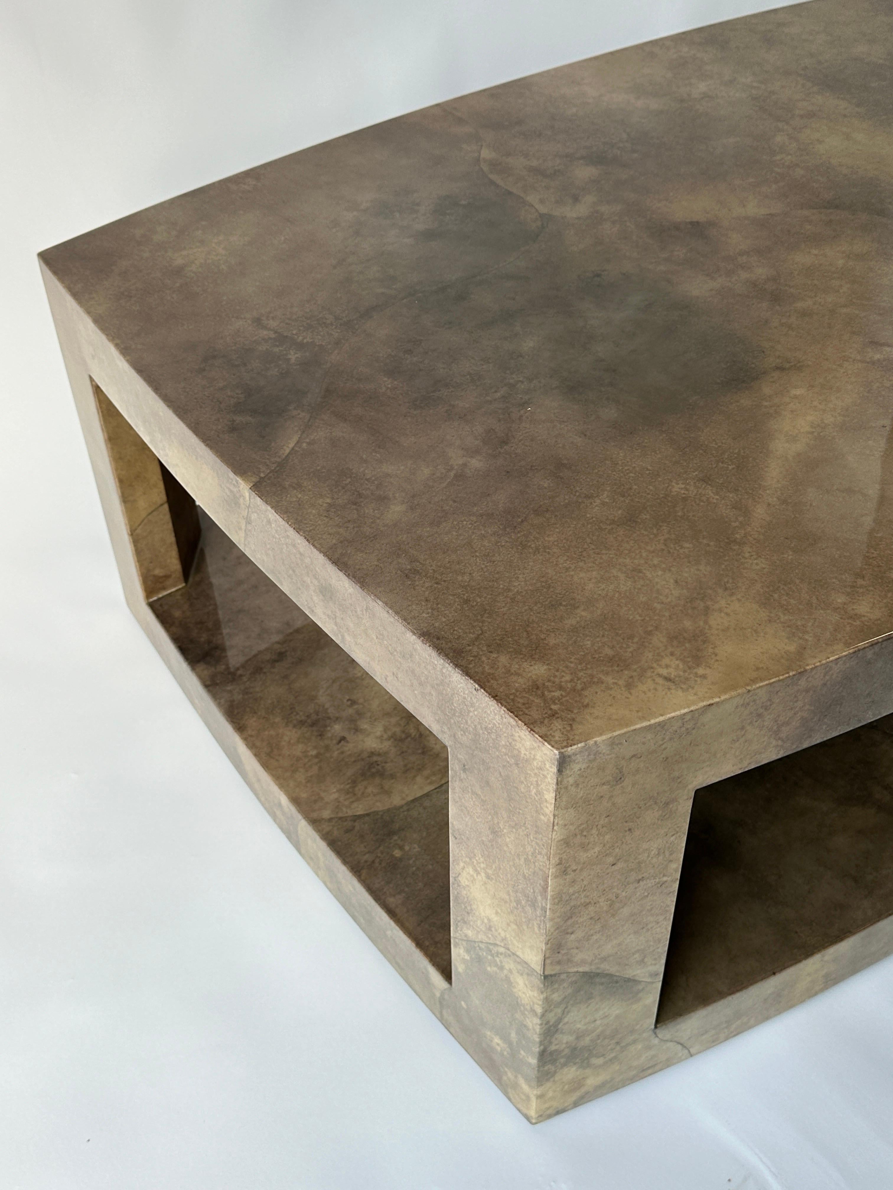 Hollywood Regency Table basse en parchemin de J. Robert Scott en vente