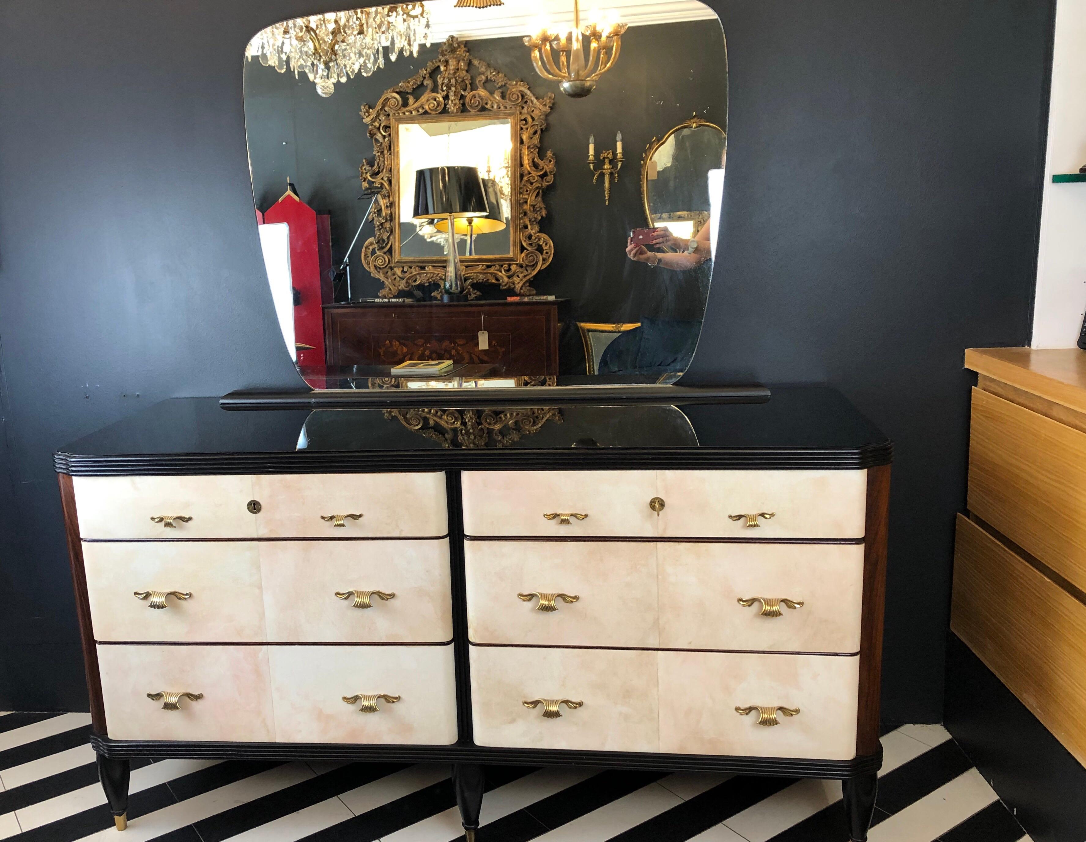 A beautiful and elegant Italian 1940s midcentury parchment 6 drawer commode with lacquered wood with reeding to the top and bottom and mahogany details. Also original brass handles and sabots. There is black glass inserted to the top and a