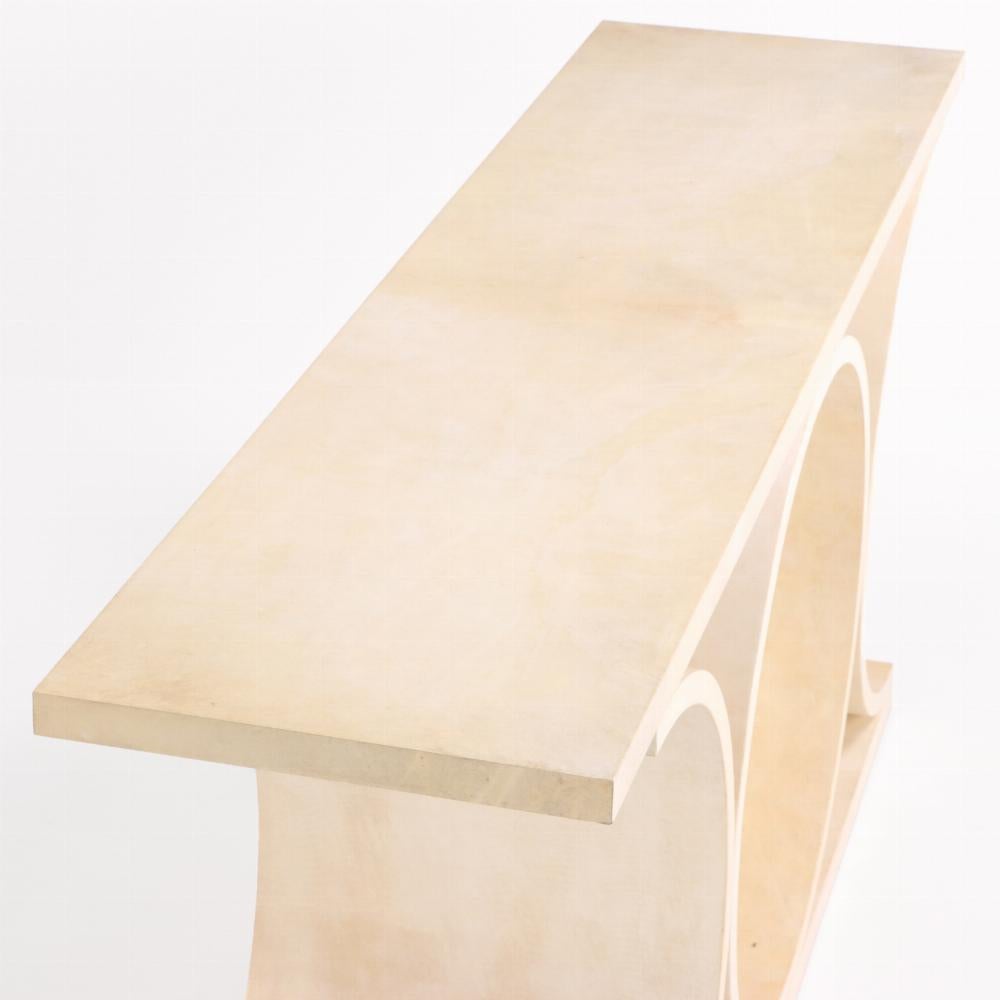 Argentin Table console recouverte de parchemin, à la manière de Jean-Michel Frank. en vente