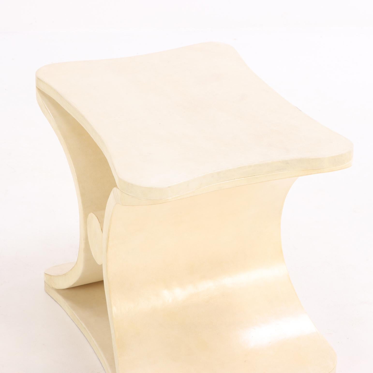 Argentin Tabouret ou table d'appoint recouvert de parchemin à la manière de Jean-Michel Frank. en vente