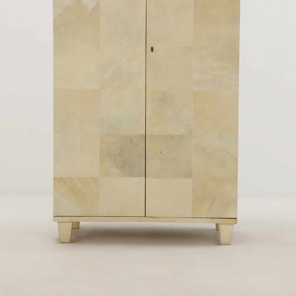 Milieu du XXe siècle Cabinet à deux portes recouvert de parchemin C.C. 1940 à la manière de Samuel Marx.  en vente