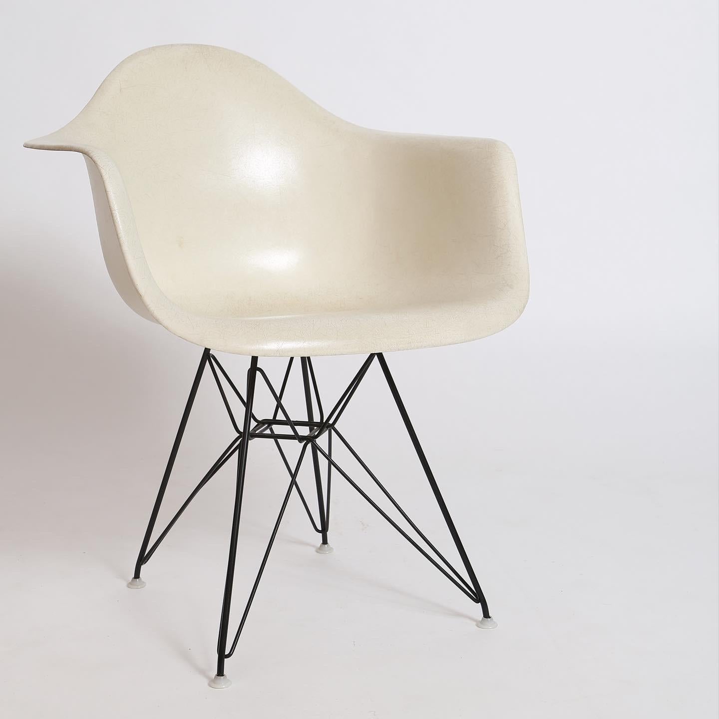 Very clean example Eames molded fiberglass armshell chair on Eiffel base. Stamped 1959. Parchment color. American design at its most pure, an iconic chair. 