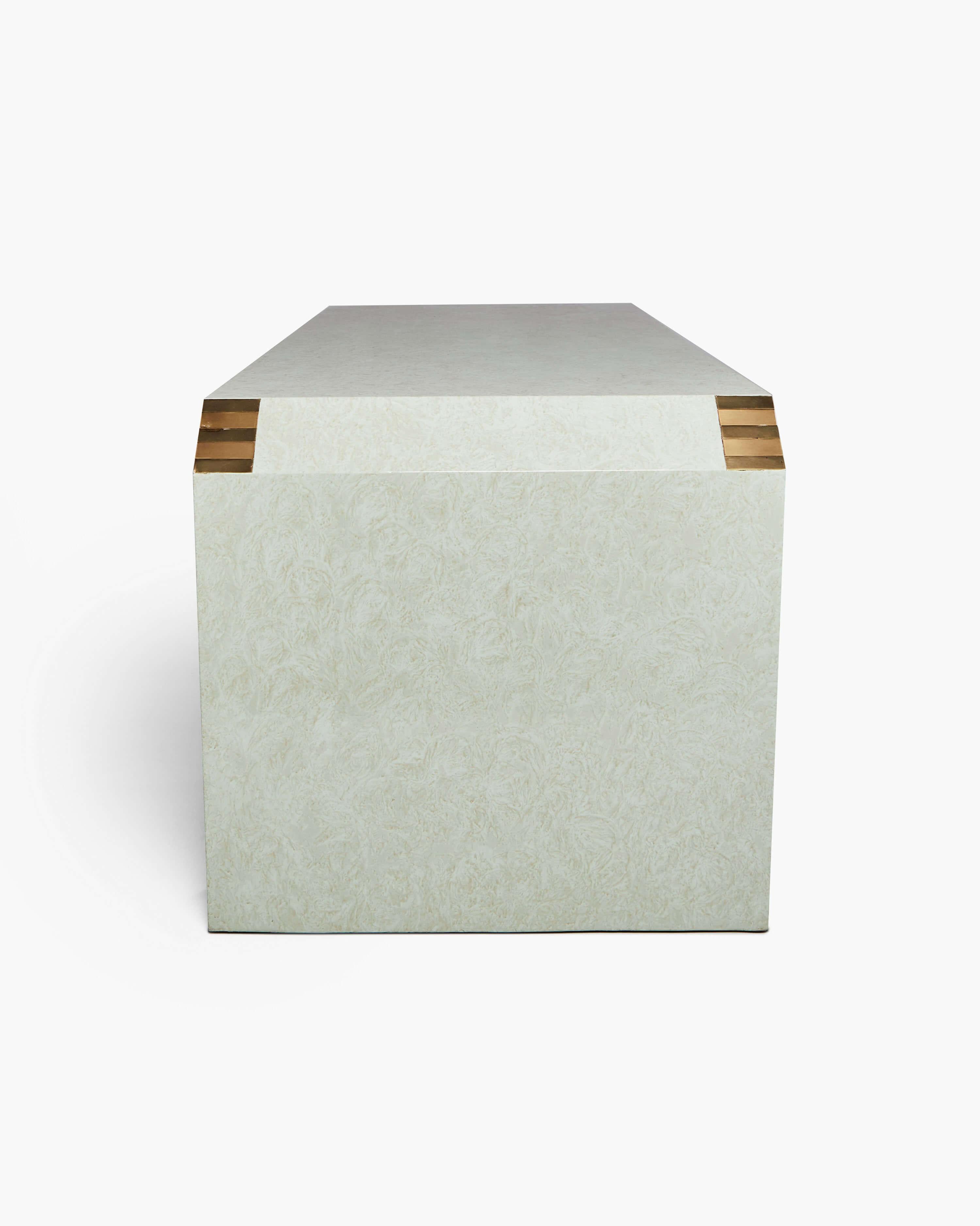 Ce bureau des années 1970 est d'une élégance modeste, son parchemin marbré et ses coins en laiton facetté témoignant d'une superbe attention aux détails. L'intégration transparente de différentes textures et finitions est conforme à son héritage