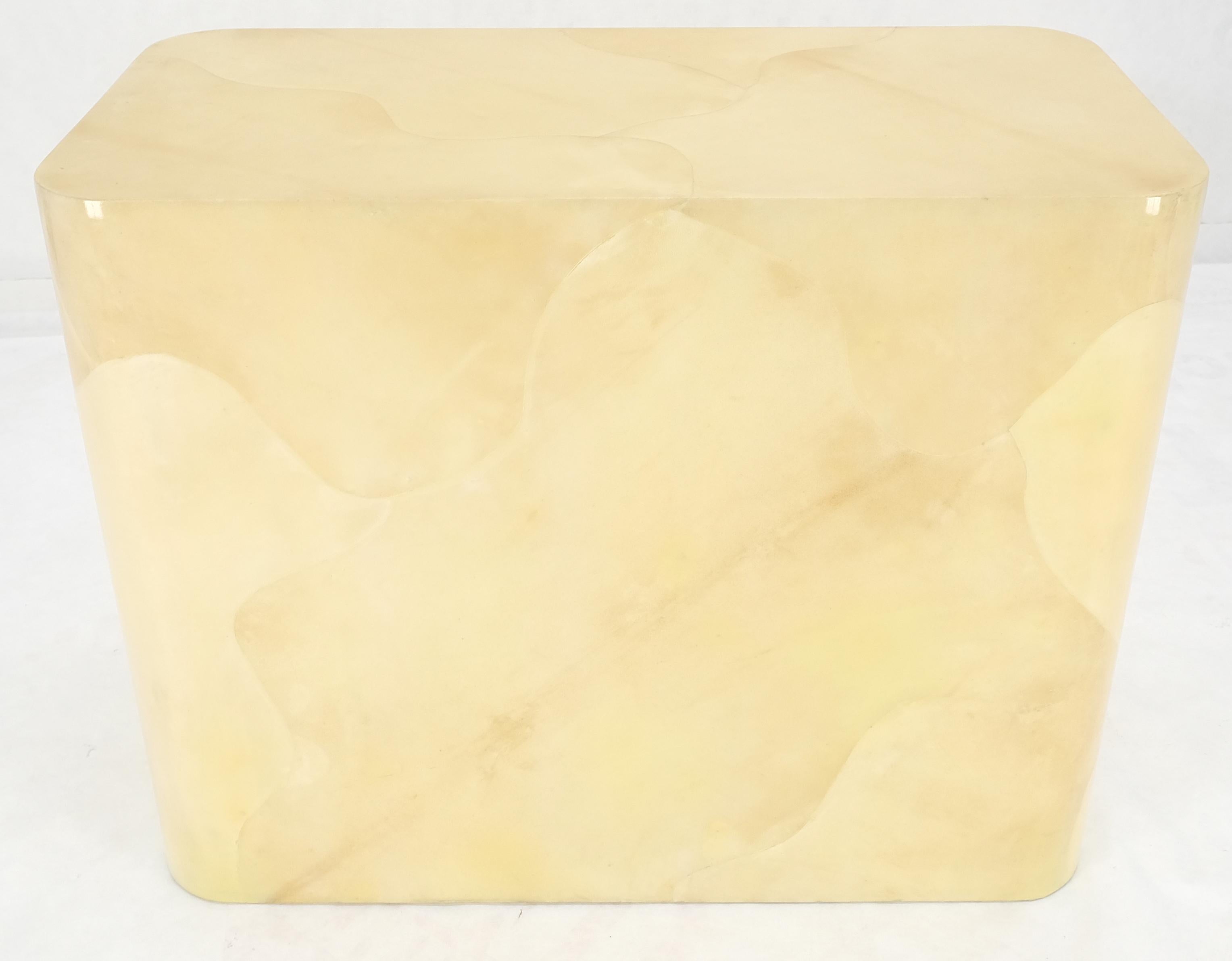 Table de salle à manger rectangulaire à base unique et plateau en verre 3/4 po. en cuir de chèvre parchemin en vente 2