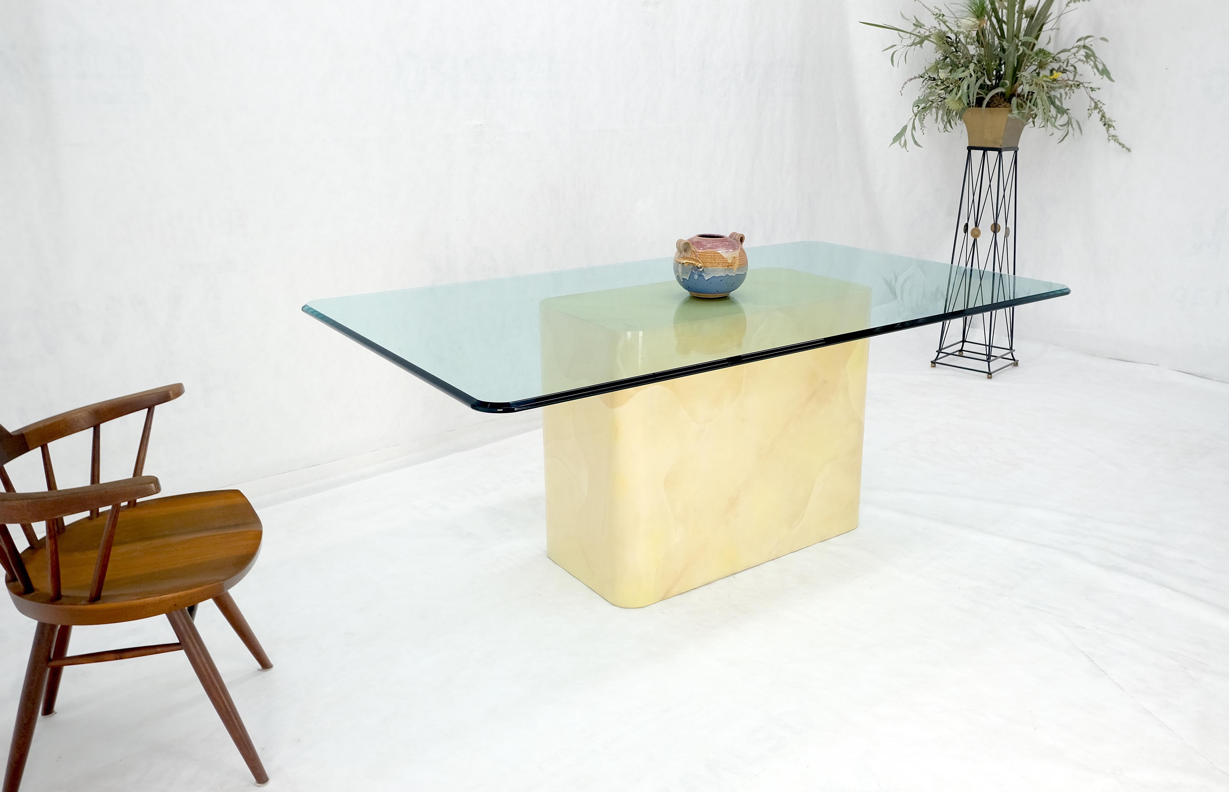 Table de salle à manger rectangulaire à base unique et plateau en verre 3/4 po. en cuir de chèvre parchemin en vente 3
