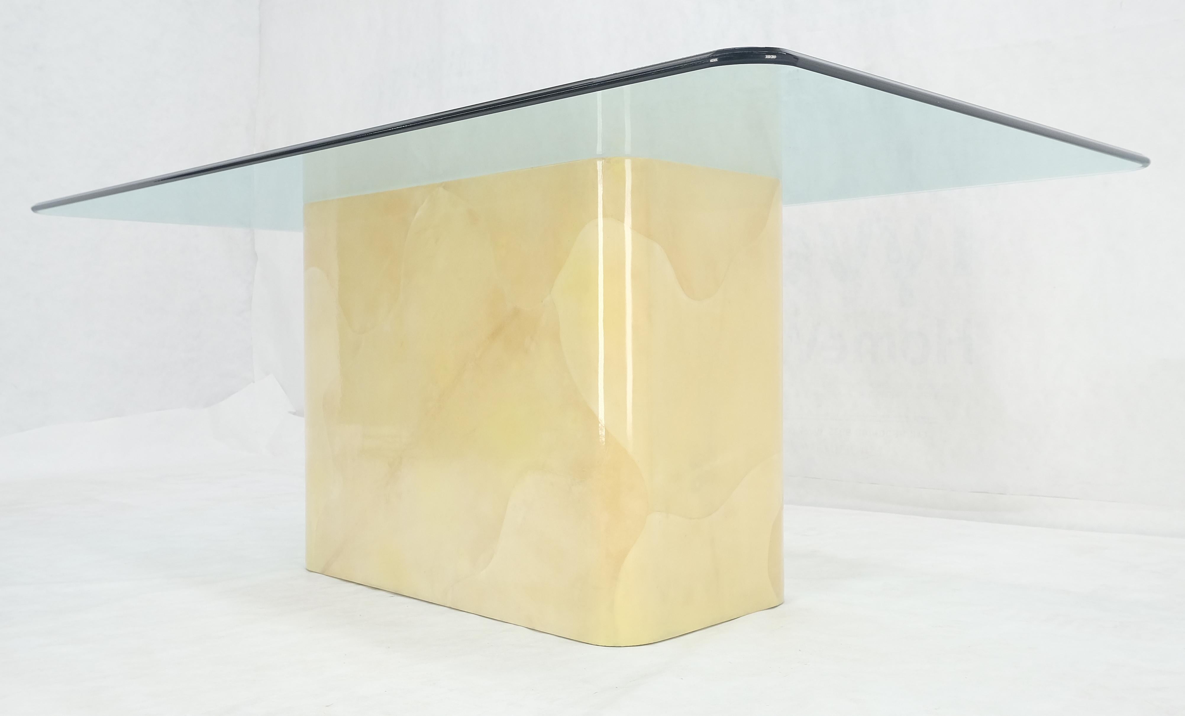 Mid-Century Modern Table de salle à manger rectangulaire à base unique et plateau en verre 3/4 po. en cuir de chèvre parchemin en vente
