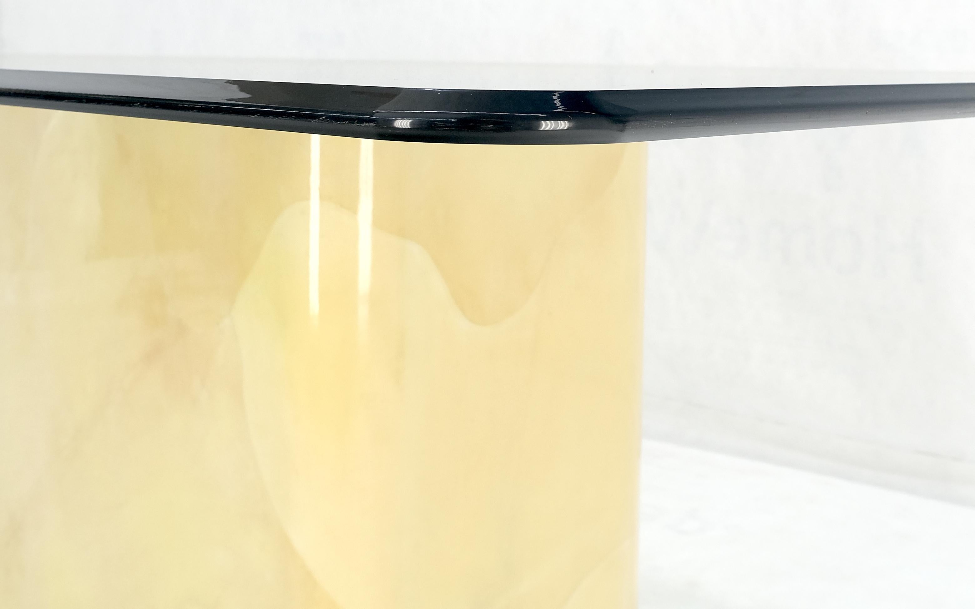 Américain Table de salle à manger rectangulaire à base unique et plateau en verre 3/4 po. en cuir de chèvre parchemin en vente