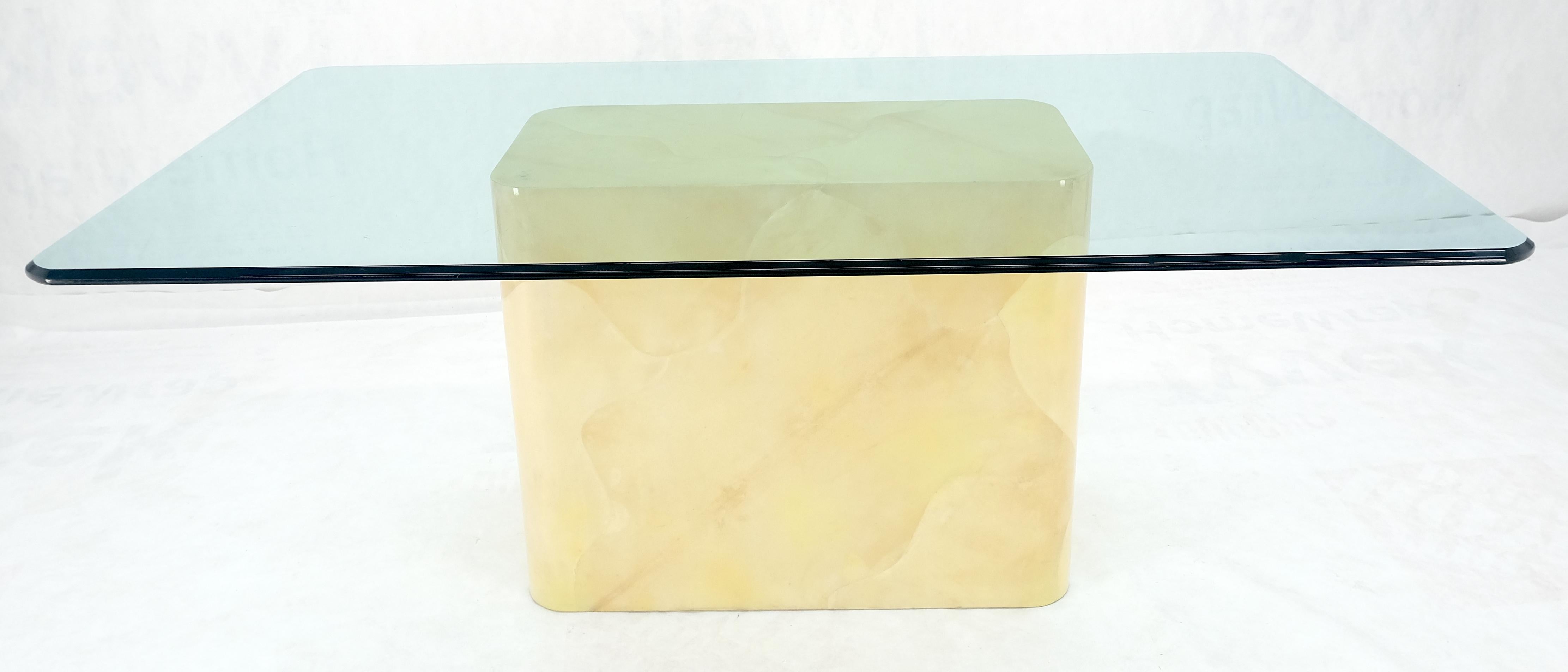 Laqué Table de salle à manger rectangulaire à base unique et plateau en verre 3/4 po. en cuir de chèvre parchemin en vente