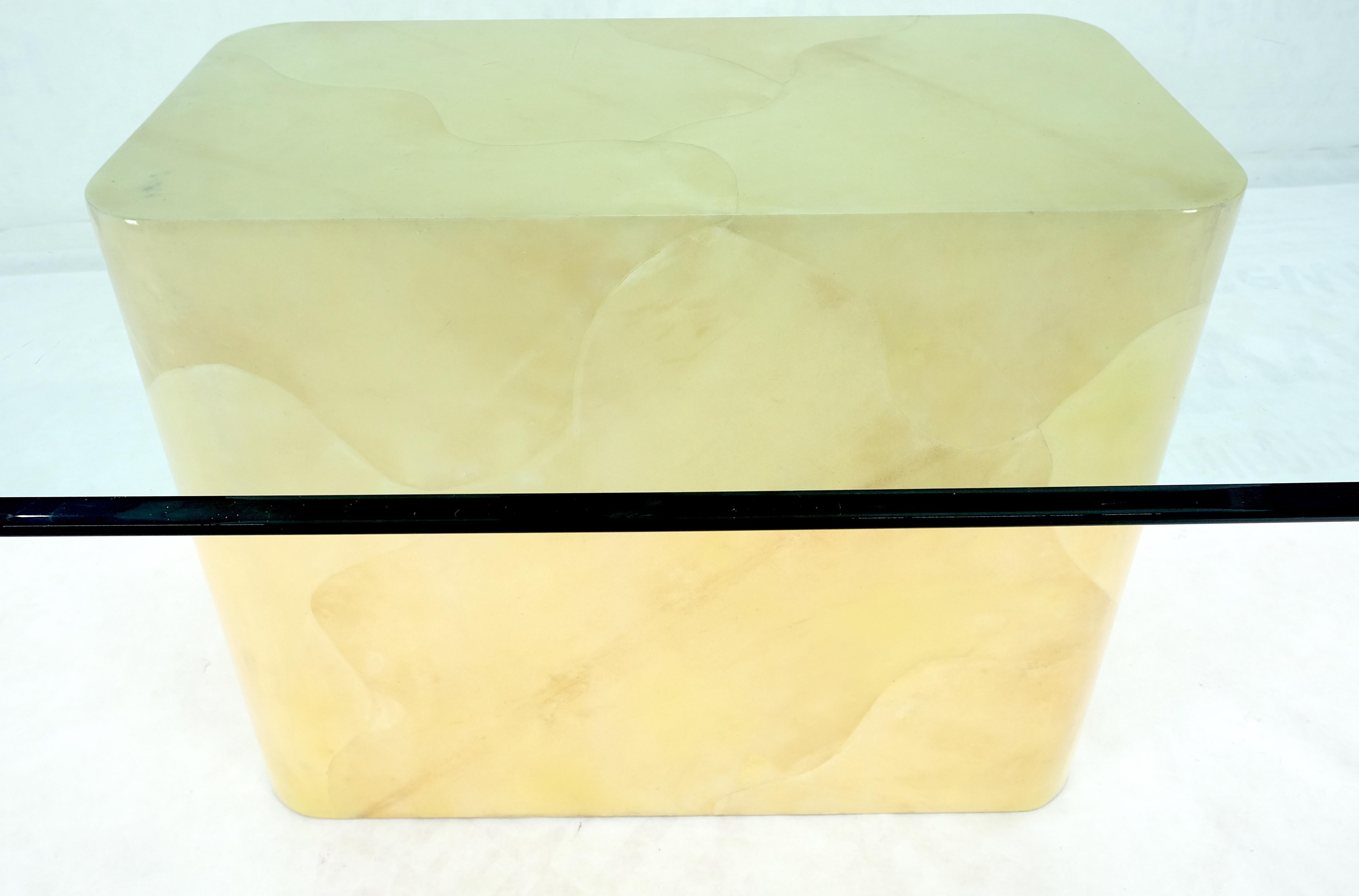 Cuir de chèvre Table de salle à manger rectangulaire à base unique et plateau en verre 3/4 po. en cuir de chèvre parchemin en vente