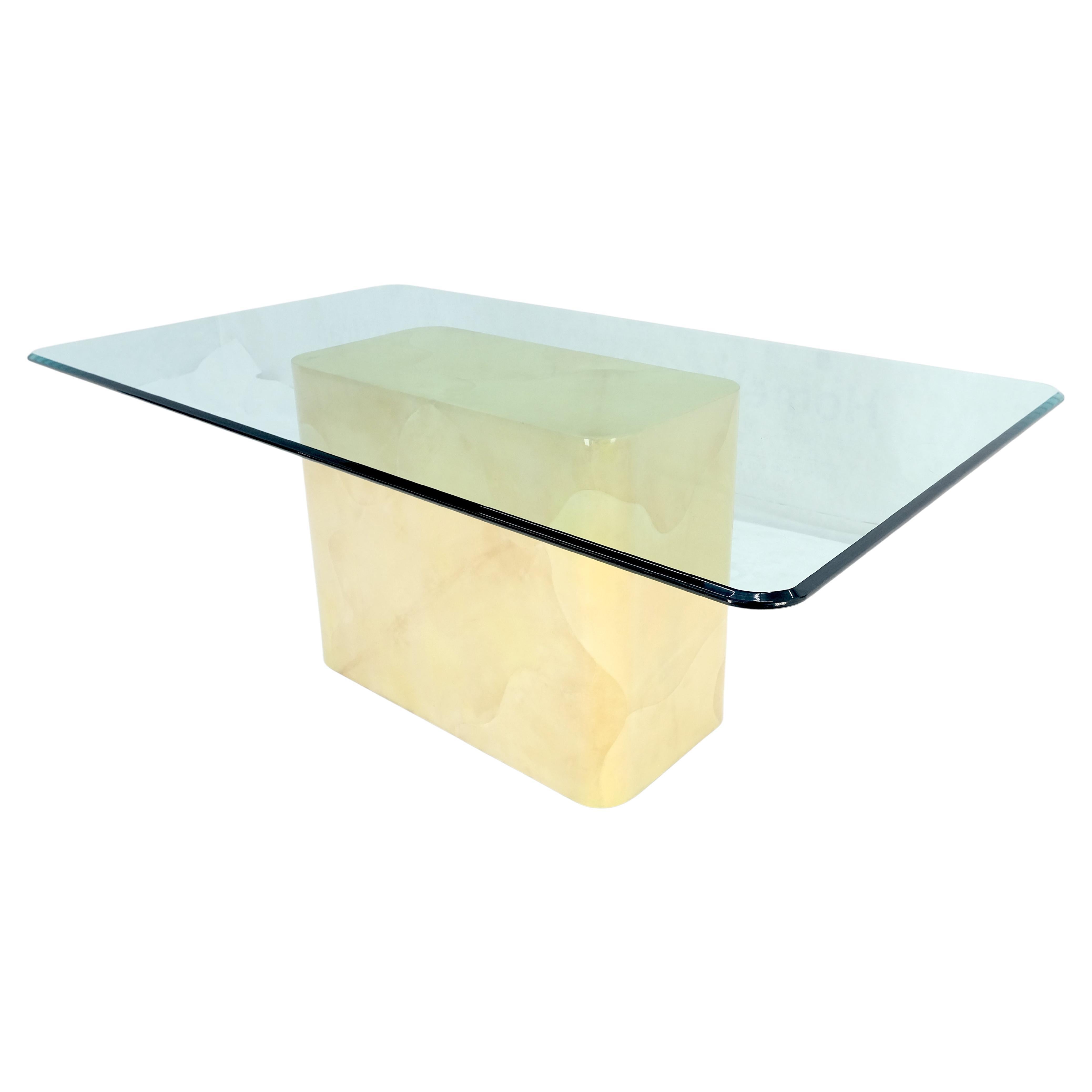 Table de salle à manger rectangulaire à base unique et plateau en verre 3/4 po. en cuir de chèvre parchemin en vente