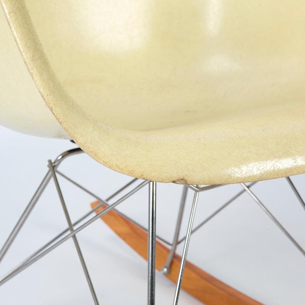 Parchment Herman Miller Eames Venice Label RAR Rocking Armchair In Good Condition For Sale In Loughborough, Leicester