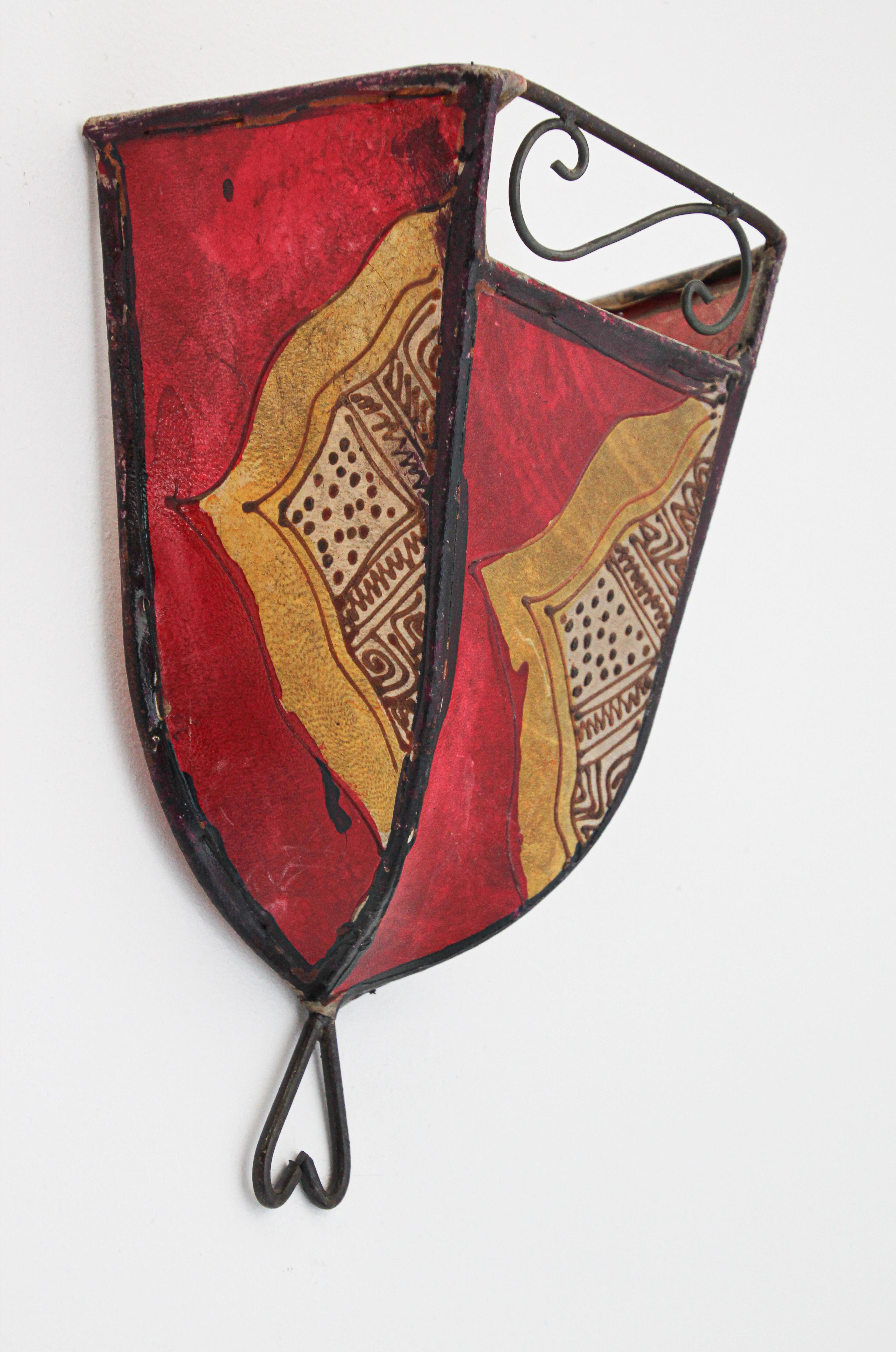 Afrikanische Stammeskunst Pergament Wandleuchte mit einer großen geschwungenen Form aus Leder auf Eisen genäht und handbemalt Oberfläche.
Diese marokkanischen Kunstwerke können als Lampenschirm für die Wand verwendet werden.
Der mit Pergament