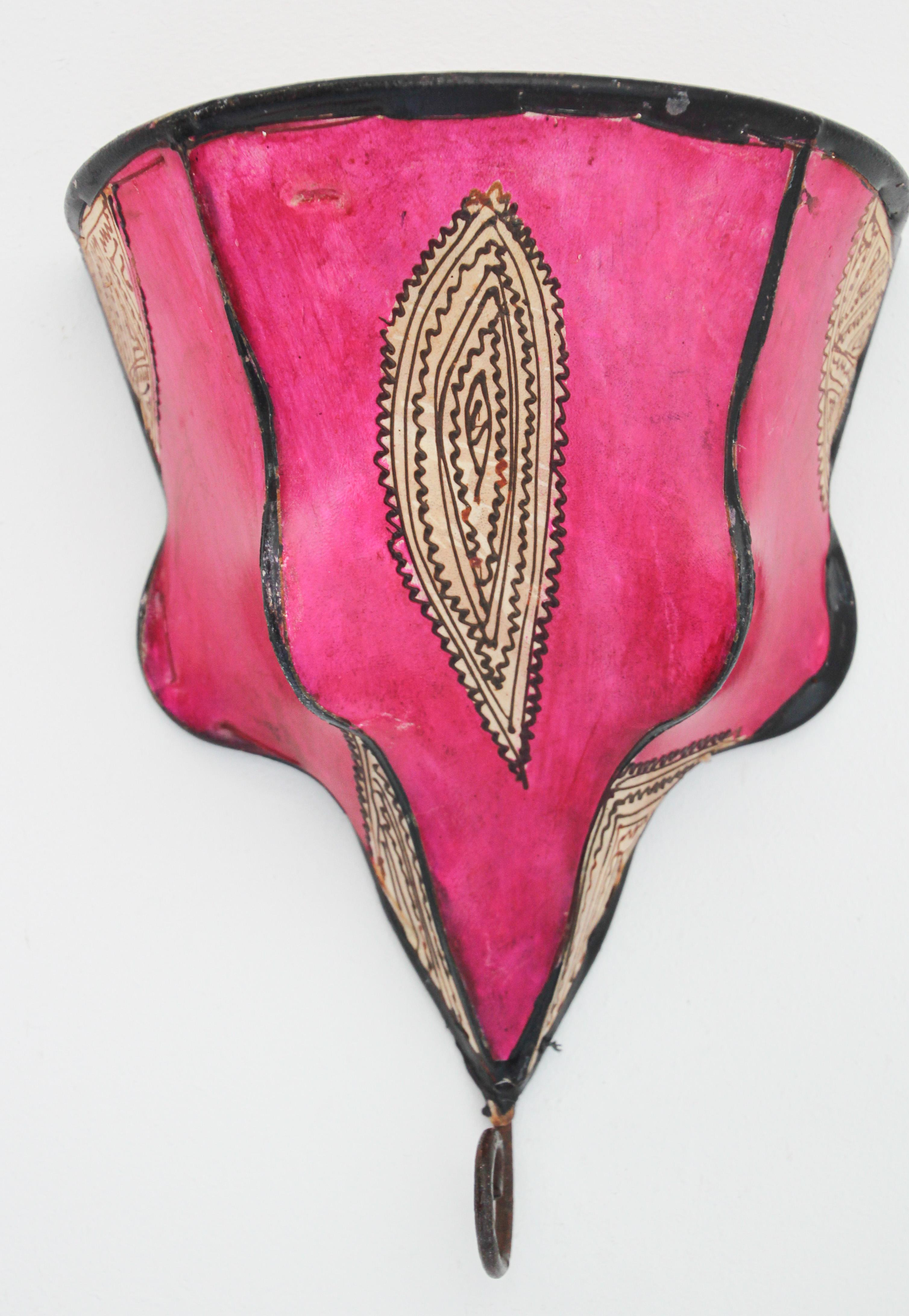 Parchment Moroccan African Art Wall Curved Sconce In Good Condition For Sale In North Hollywood, CA