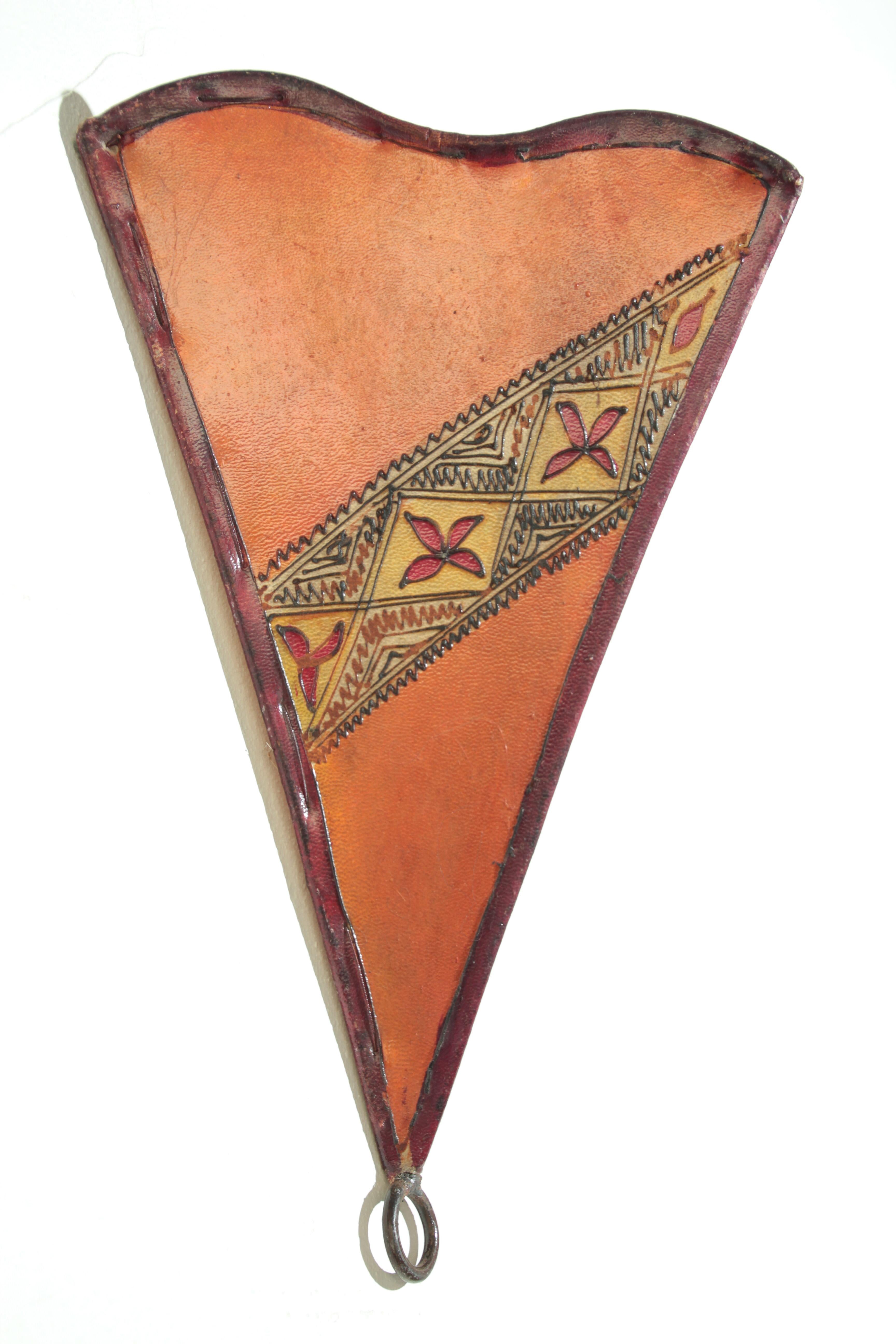 Nordafrikanische Stammeskunst-Wandleuchter aus Pergament  (20. Jahrhundert) im Angebot