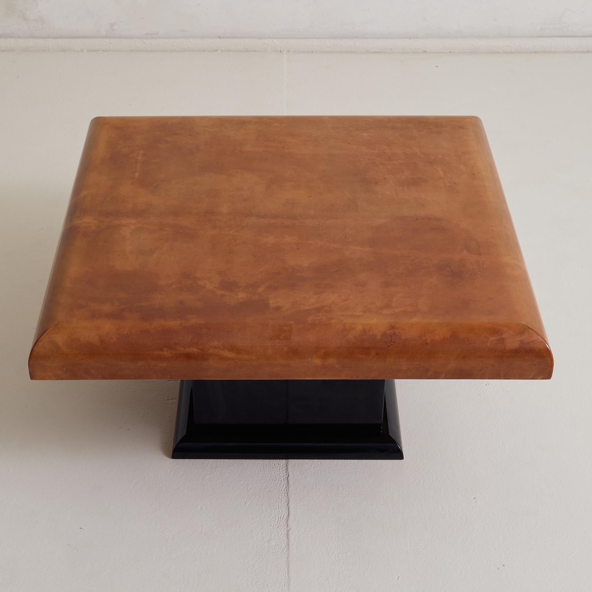 Couchtisch mit Pergamentsockel im Stil von Aldo Tura, Italien 1970er Jahre (Moderne der Mitte des Jahrhunderts) im Angebot
