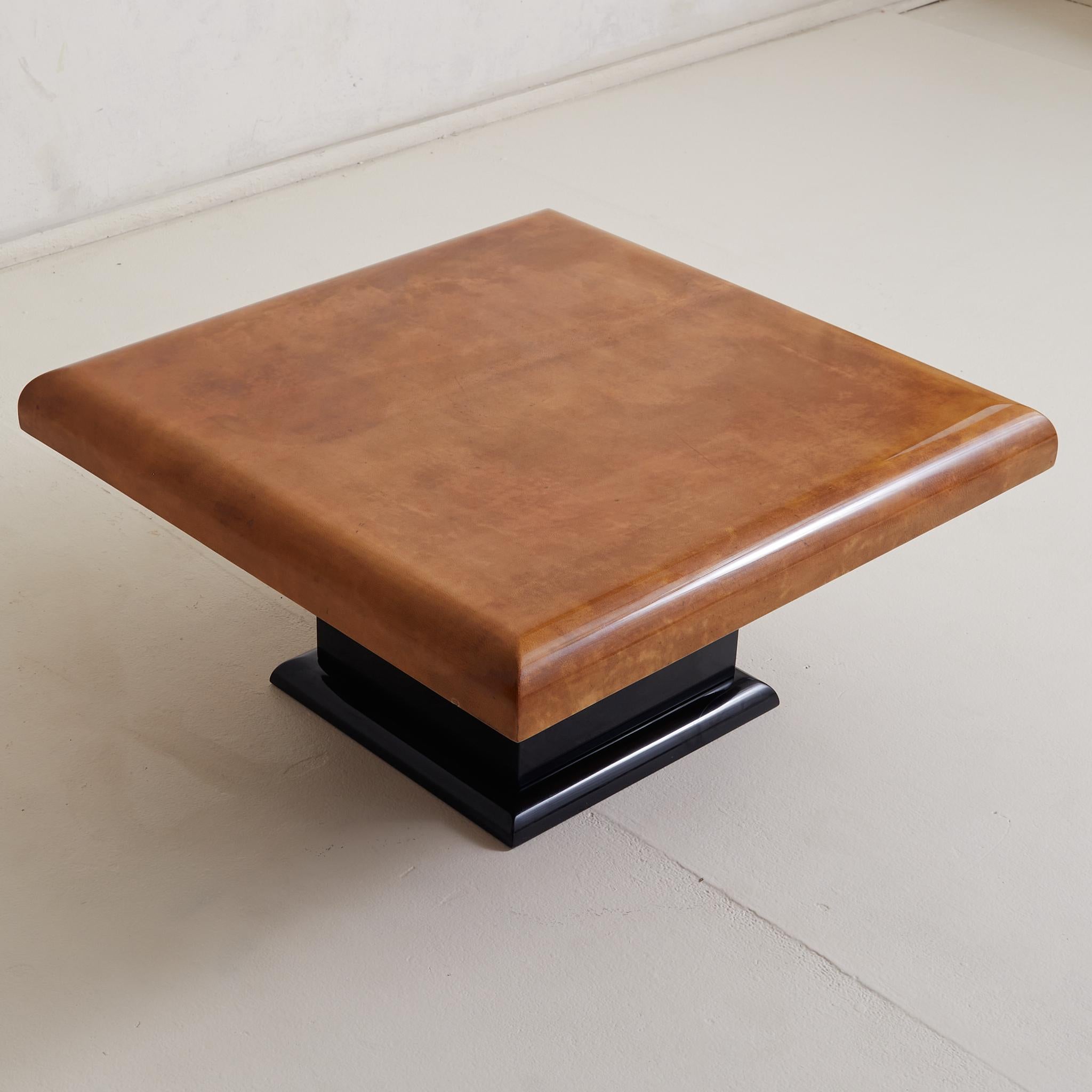 Couchtisch mit Pergamentsockel im Stil von Aldo Tura, Italien 1970er Jahre (Holz) im Angebot