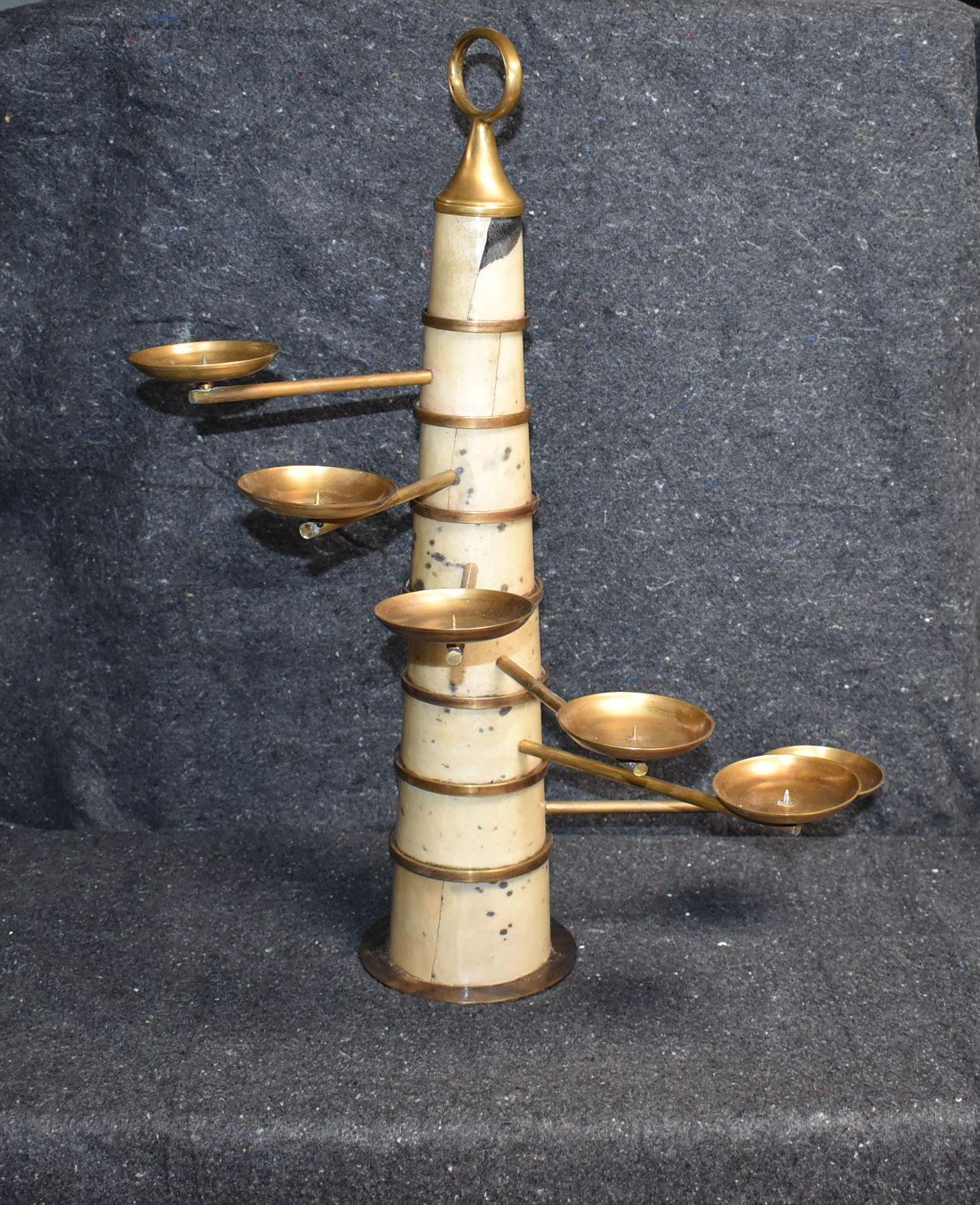 Skulpturaler Pergament-Kerzenhalter (Messing) im Angebot