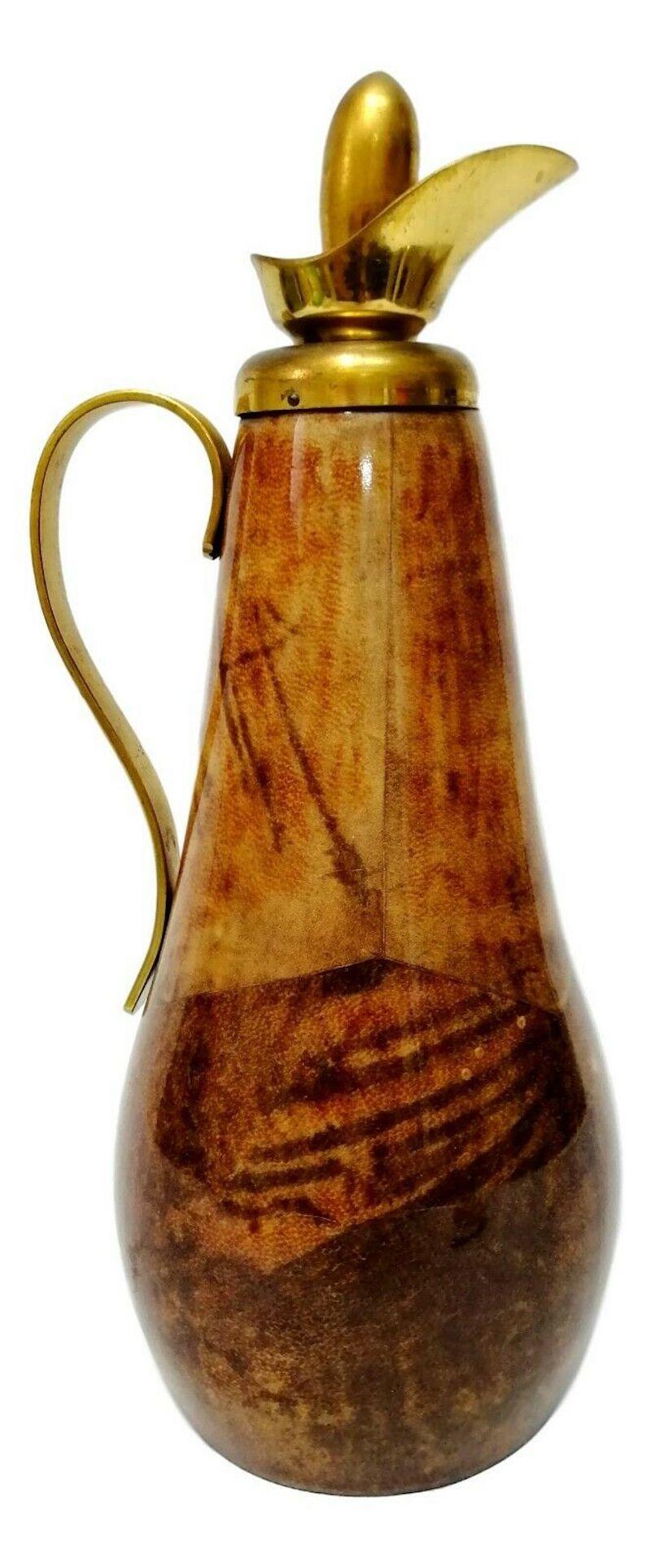 Splendid example of a thermos made by Macabo from Cusano Milanino, high-quality design, 1950s

Made of wood with parchment coating, typical of the production of tura

It measures 32 cm in height in excellent storage conditions, only slight signs