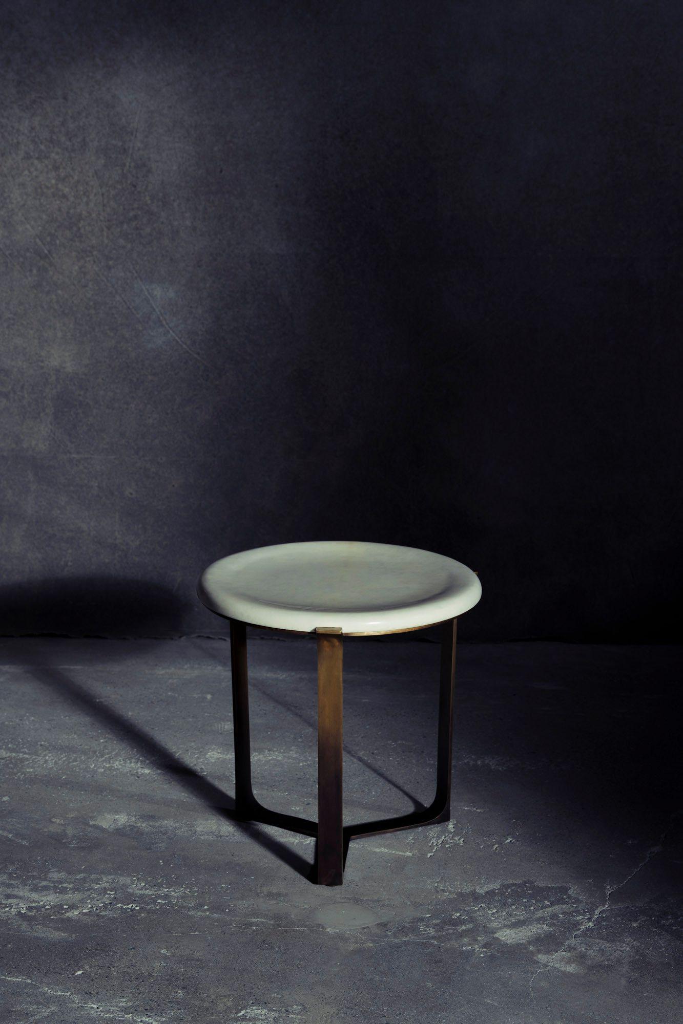Bronze Table d'appoint ronde en arc de cercle en bronze flanqué et parchemin Chablis d'Elan Atelier en vente
