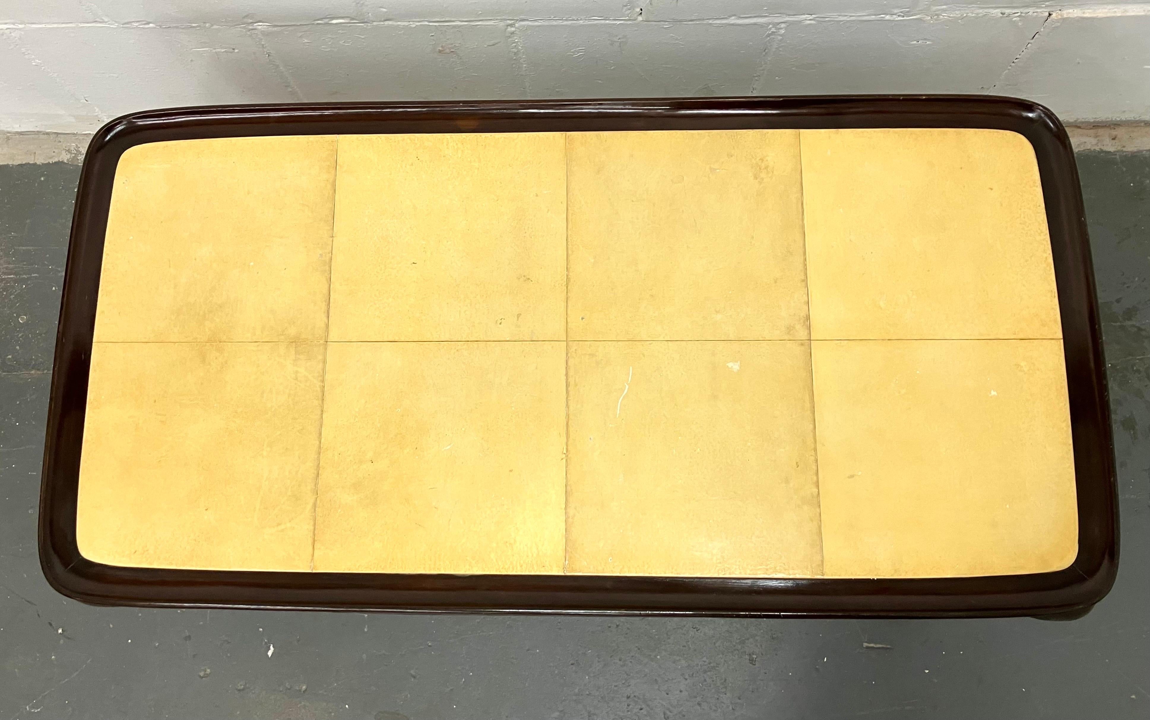 italien Table basse surmontée de parchemin, attribuée à Atelier Borsani Varedo en vente