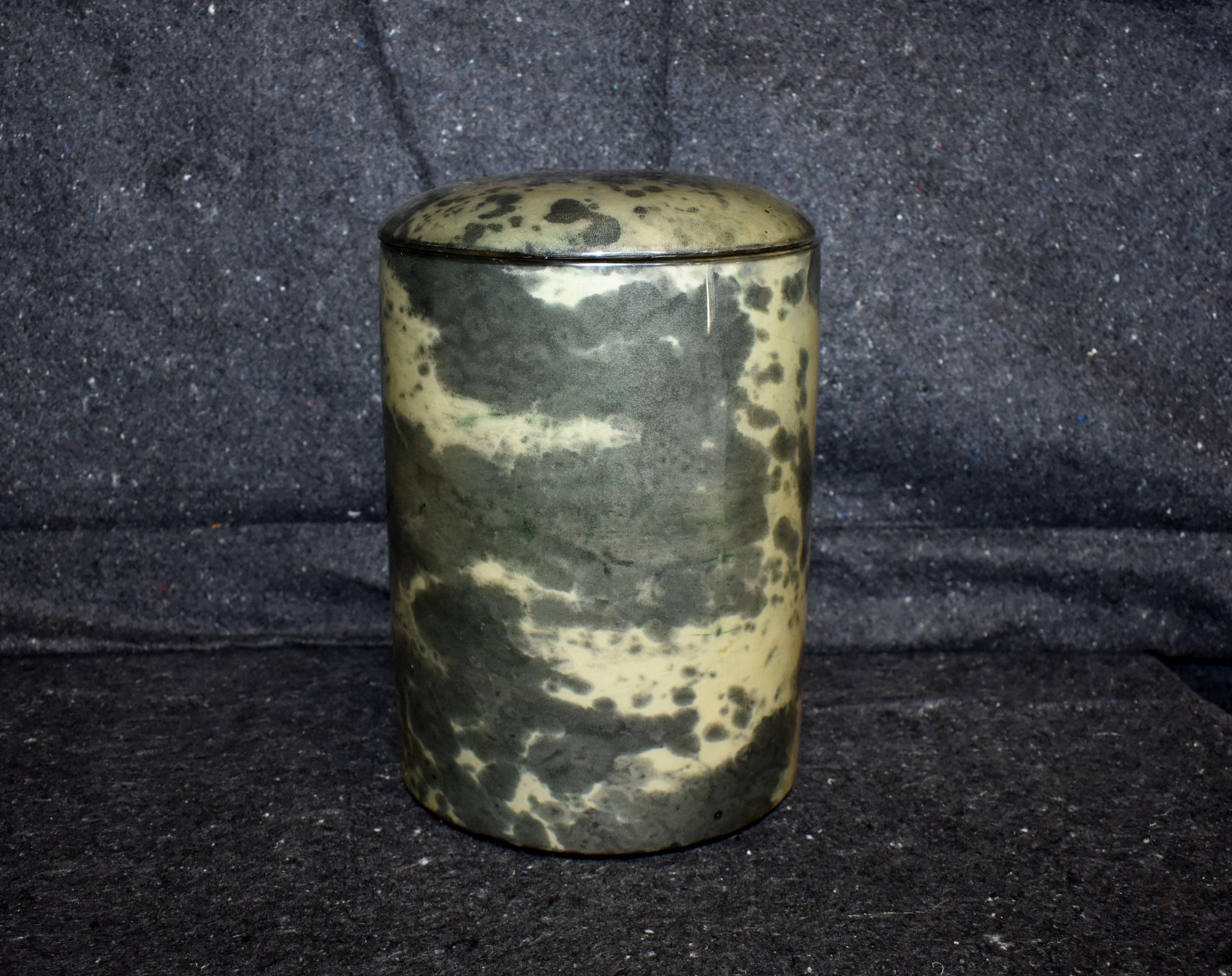 Copri cestino con pelle di capra.
La pergamena presenta varie tonalità di verde chiaro e scuro. (Finitura in resina poliestere ad alta lucentezza).