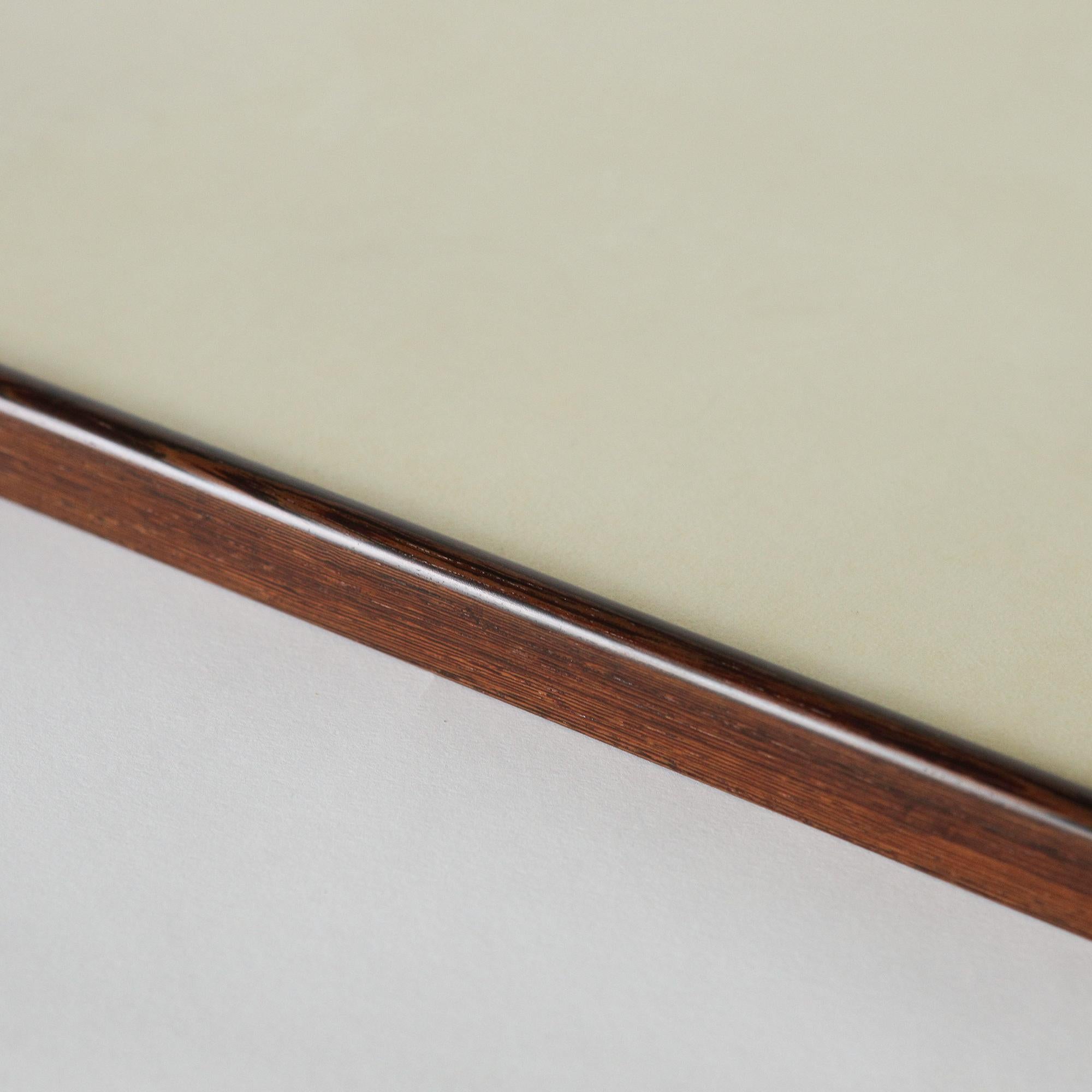 Das Tablett Wing ist eine Kombination aus zwei wunderschönen natürlichen Materialien - Rohleder und Hühnerflügelholz. Das lebhaft gemaserte chinesische Holz wurde fachmännisch zu geschwungenen flügelartigen Griffen geschnitzt. 