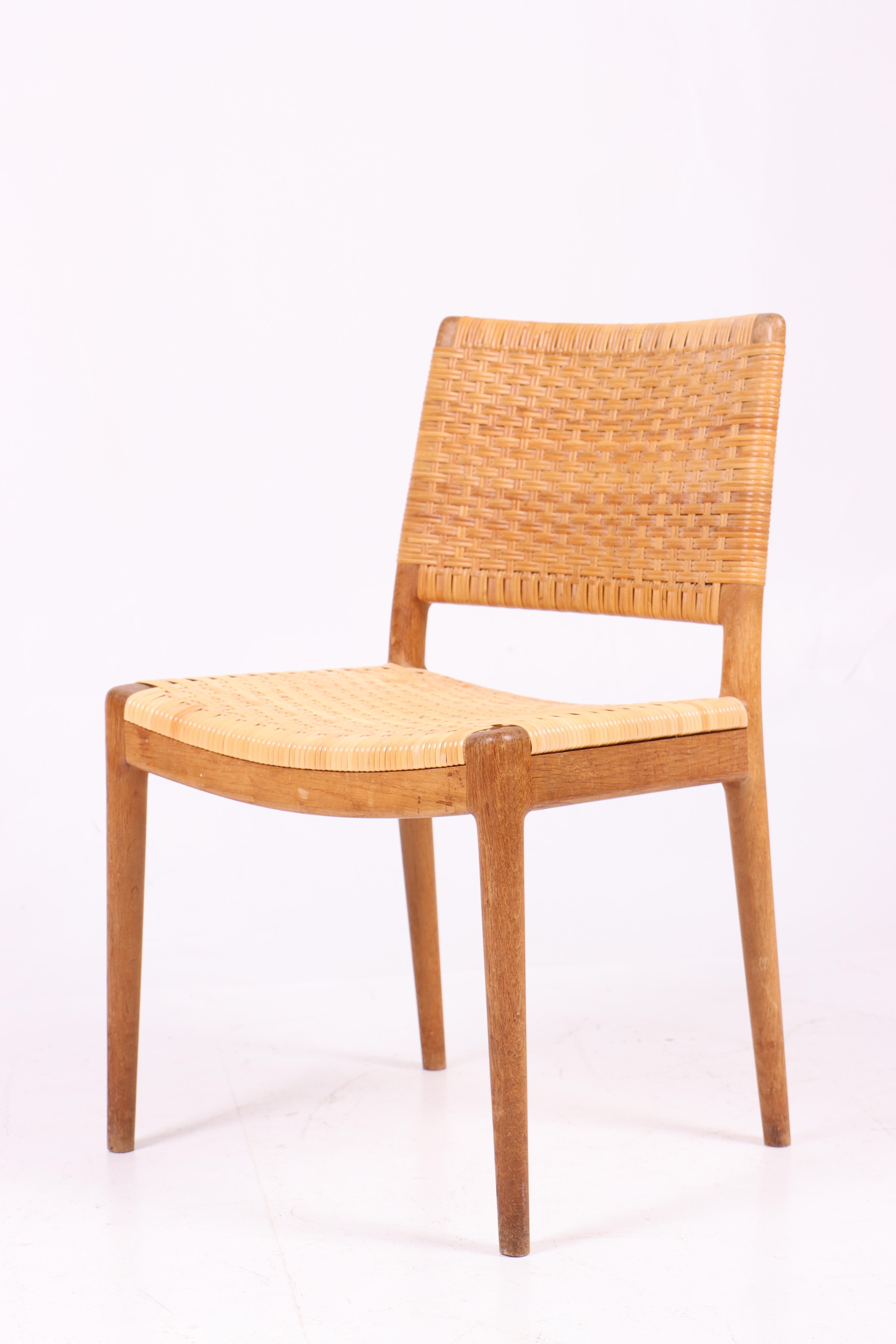 Paire de chaises d'appoint modèle no. JH504 en pin patiné et cannage. Conçu par Hans J. Wegner M-One A&M pour Johannes Hansen en 1950. Excellent état.