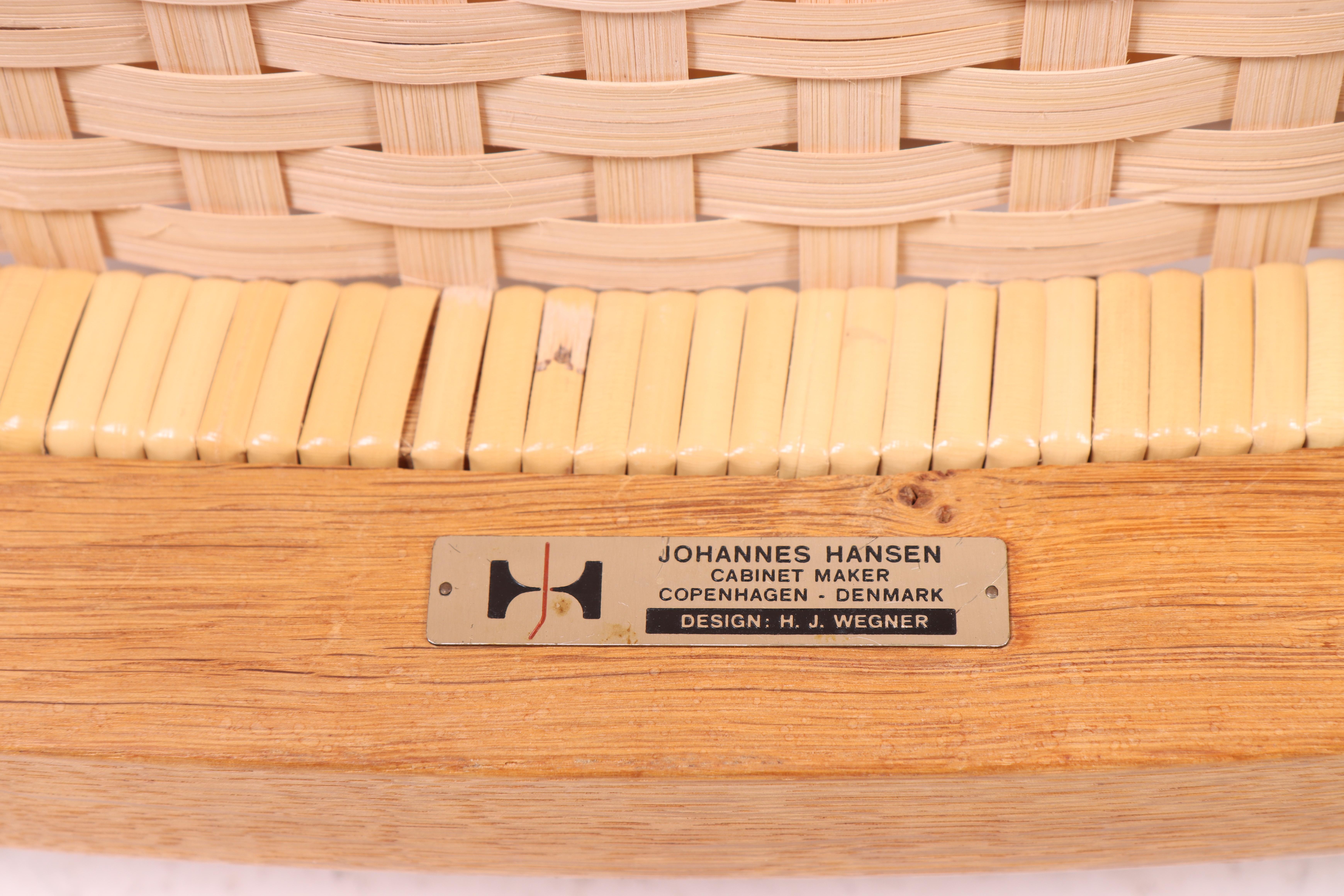 Canne Pare de rares chaises d'appoint en chêne de Hans J. Wegner en vente