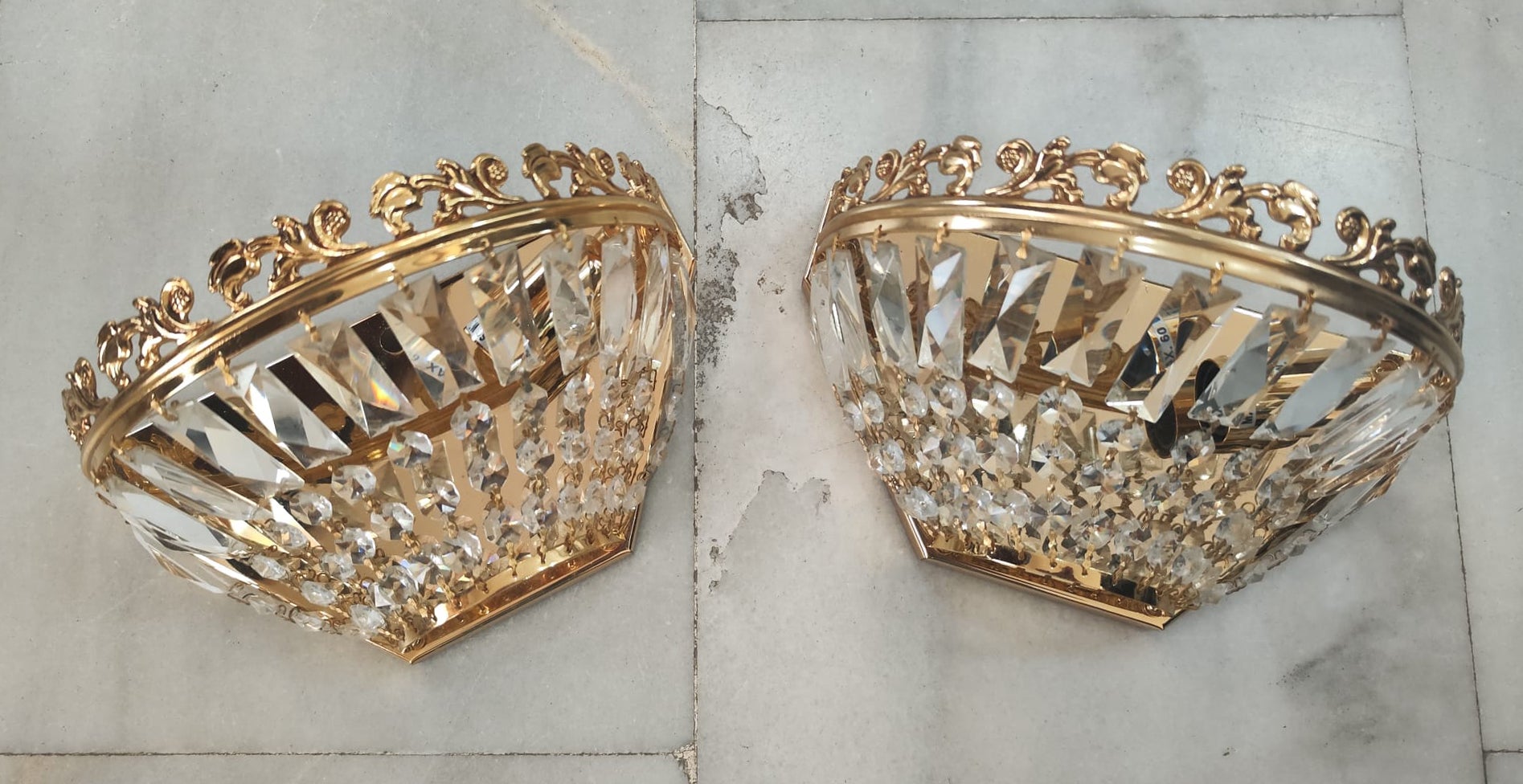 Pareja de apliques de metal dorado y cristal de los años 80 Español en venta