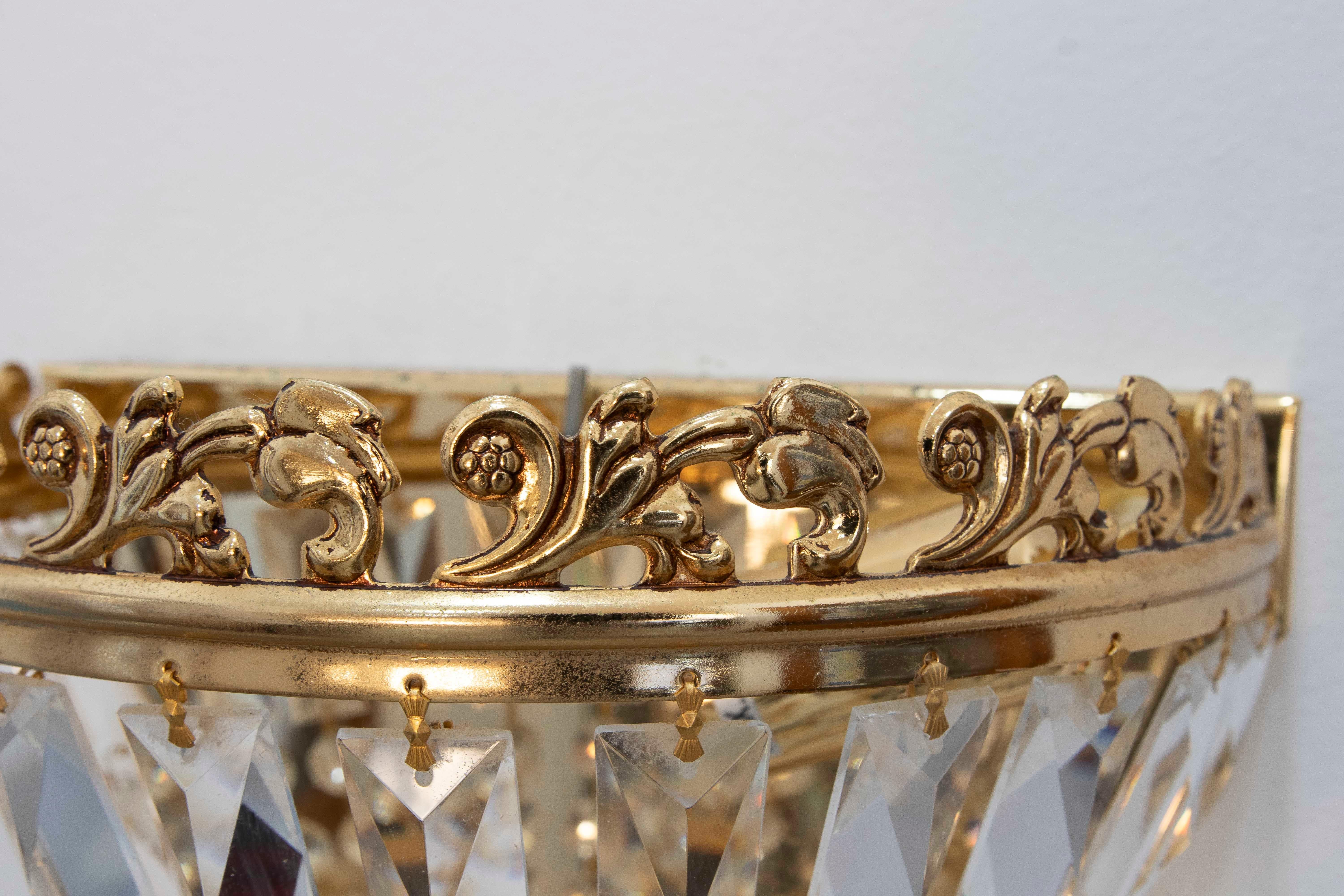 Pareja de apliques de metal dorado y cristal de los años 80 en venta 1