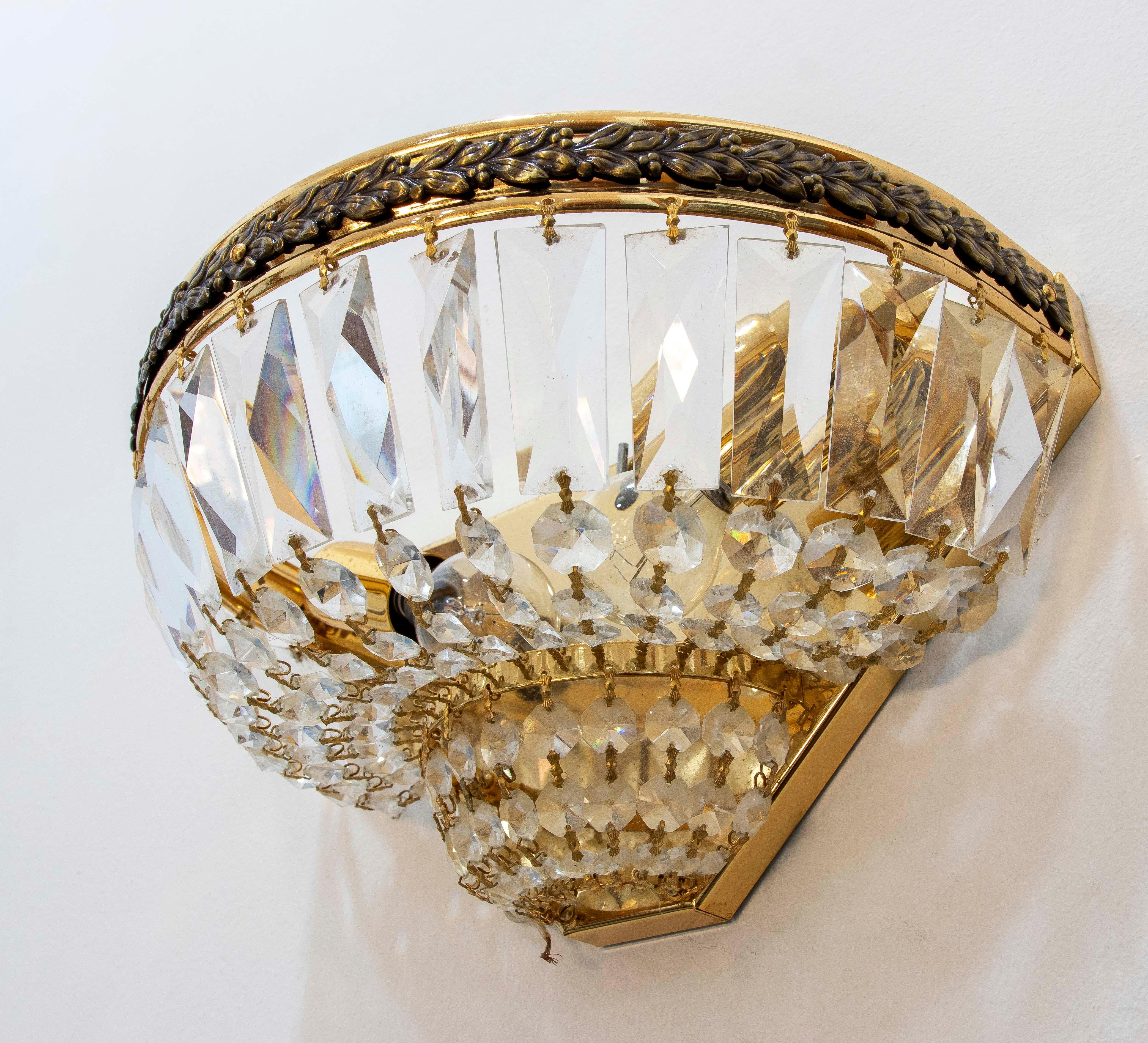 Coppia di lampade da parete in vetro e metallo dorato degli anni '80 in vendita 1