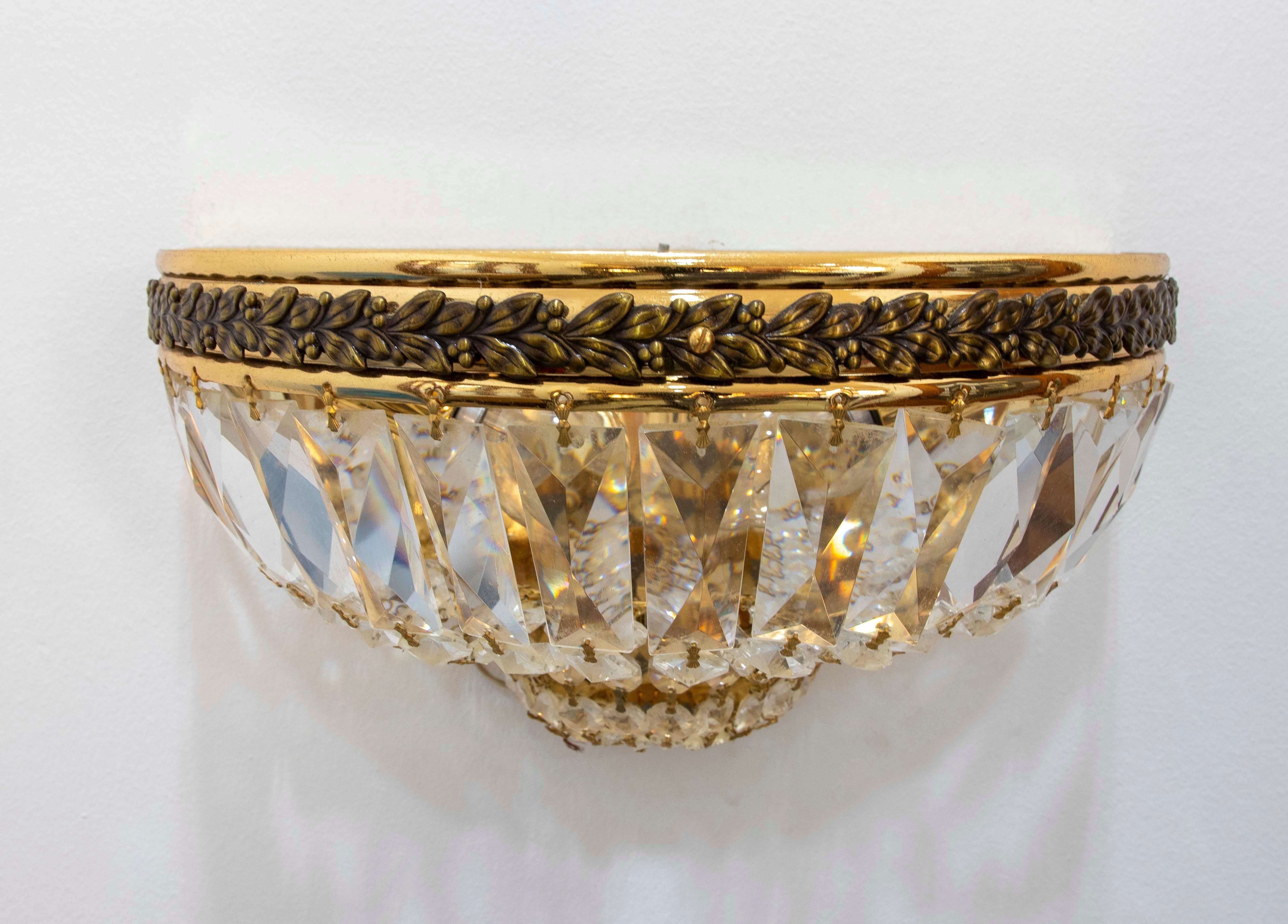 Coppia di lampade da parete in vetro e metallo dorato degli anni '80 in vendita 4