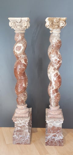 Coppia di colonne salomoniche in marmo rosso e bianco, XIX-XX secolo.