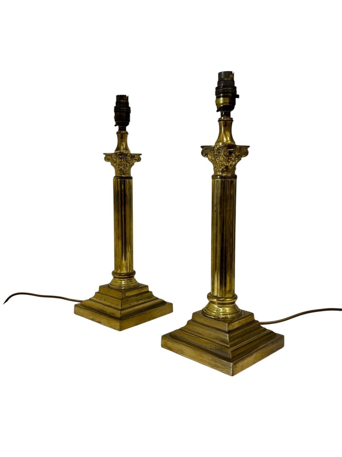 Pareja de lámparas inglesas Circa 1.940, realizadas en latón de columna corintia victoriana y con los casquillos originales.