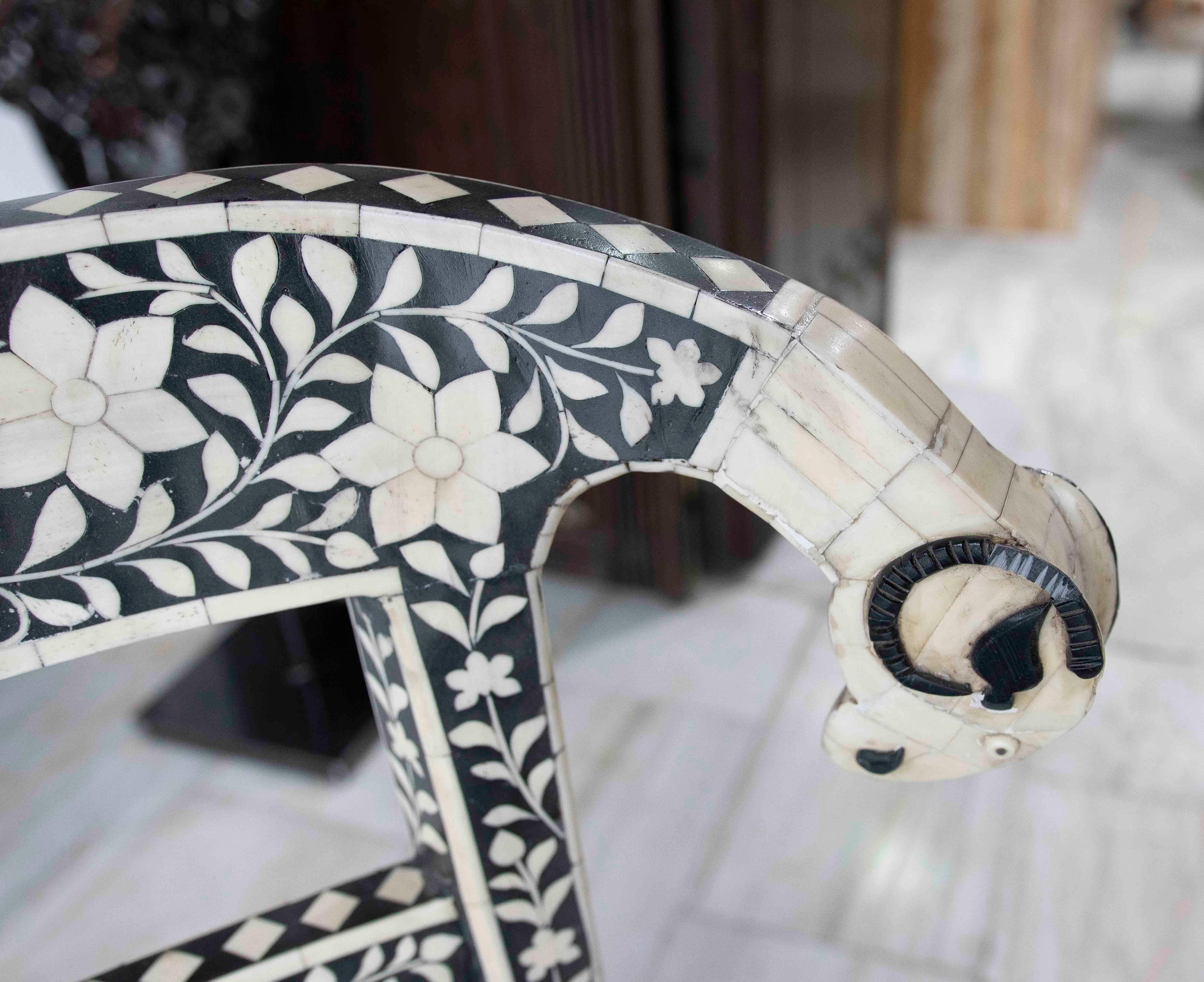 Pareja de Sillas con Incrustaciones Florales en tono negro y blanco en vente 5