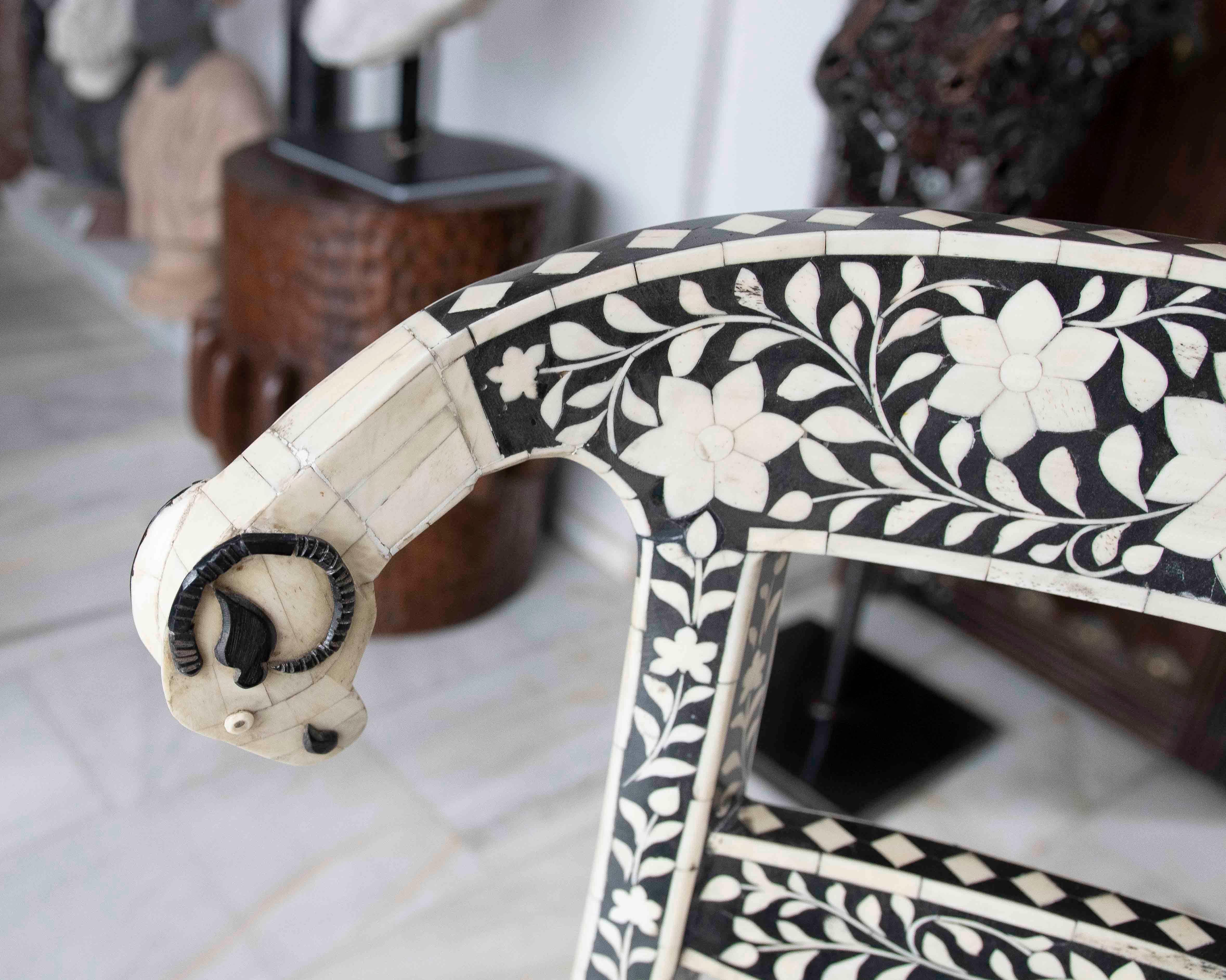 Pareja de Sillas con Incrustaciones Florales en tono negro y blanco en vente 6