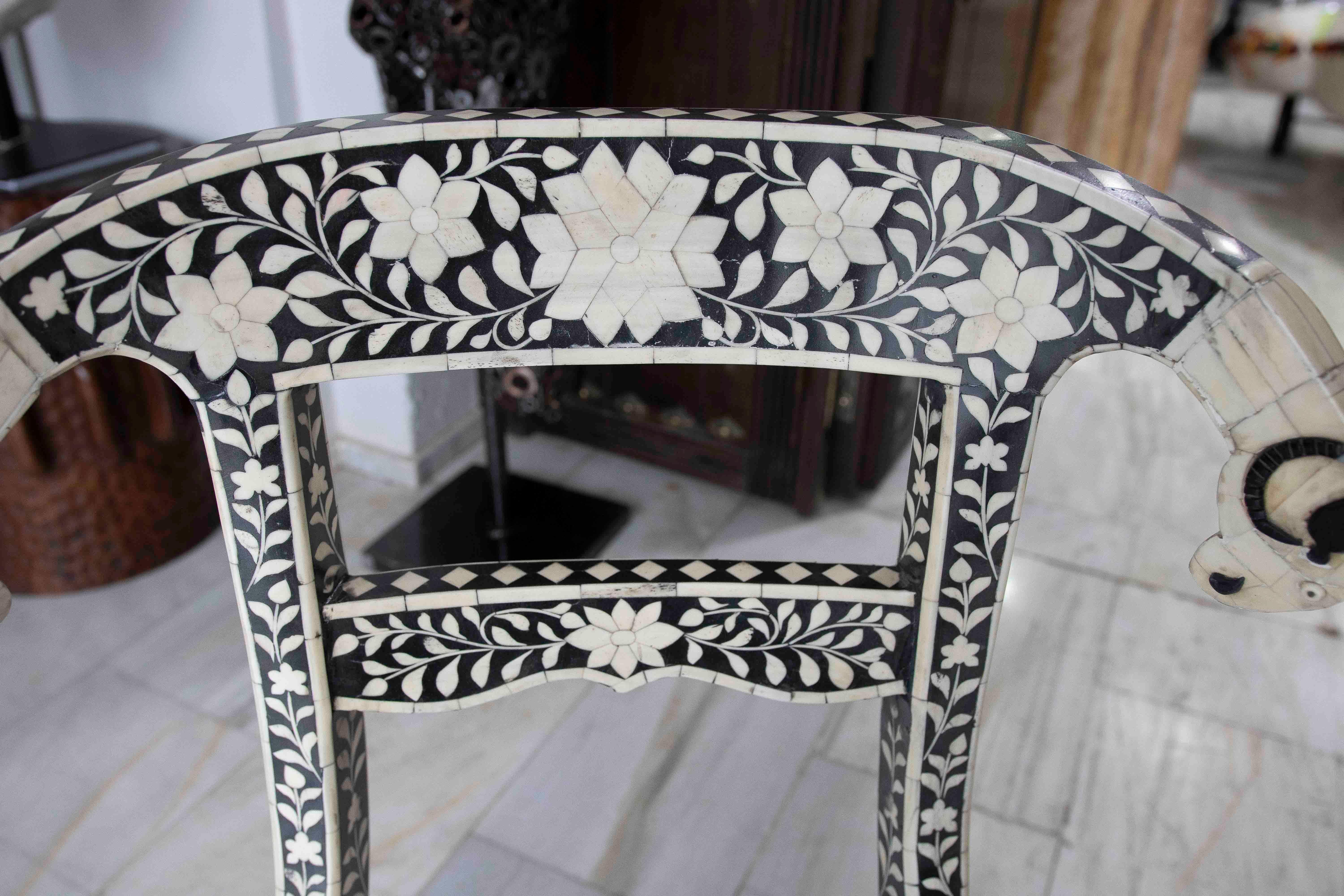 Pareja de Sillas con Incrustaciones Florales en tono negro y blanco en vente 7