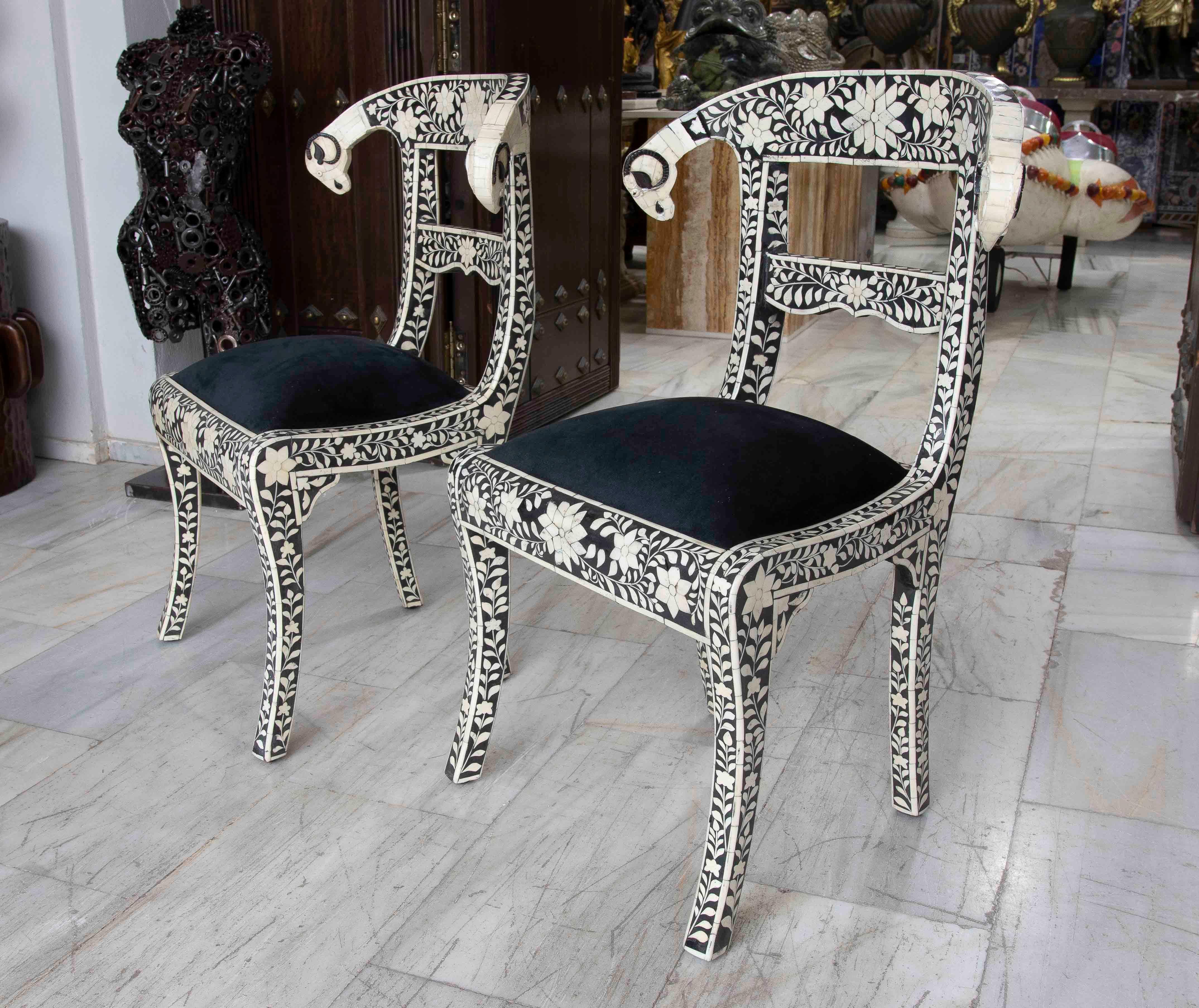 Indien Pareja de Sillas con Incrustaciones Florales en tono negro y blanco en vente