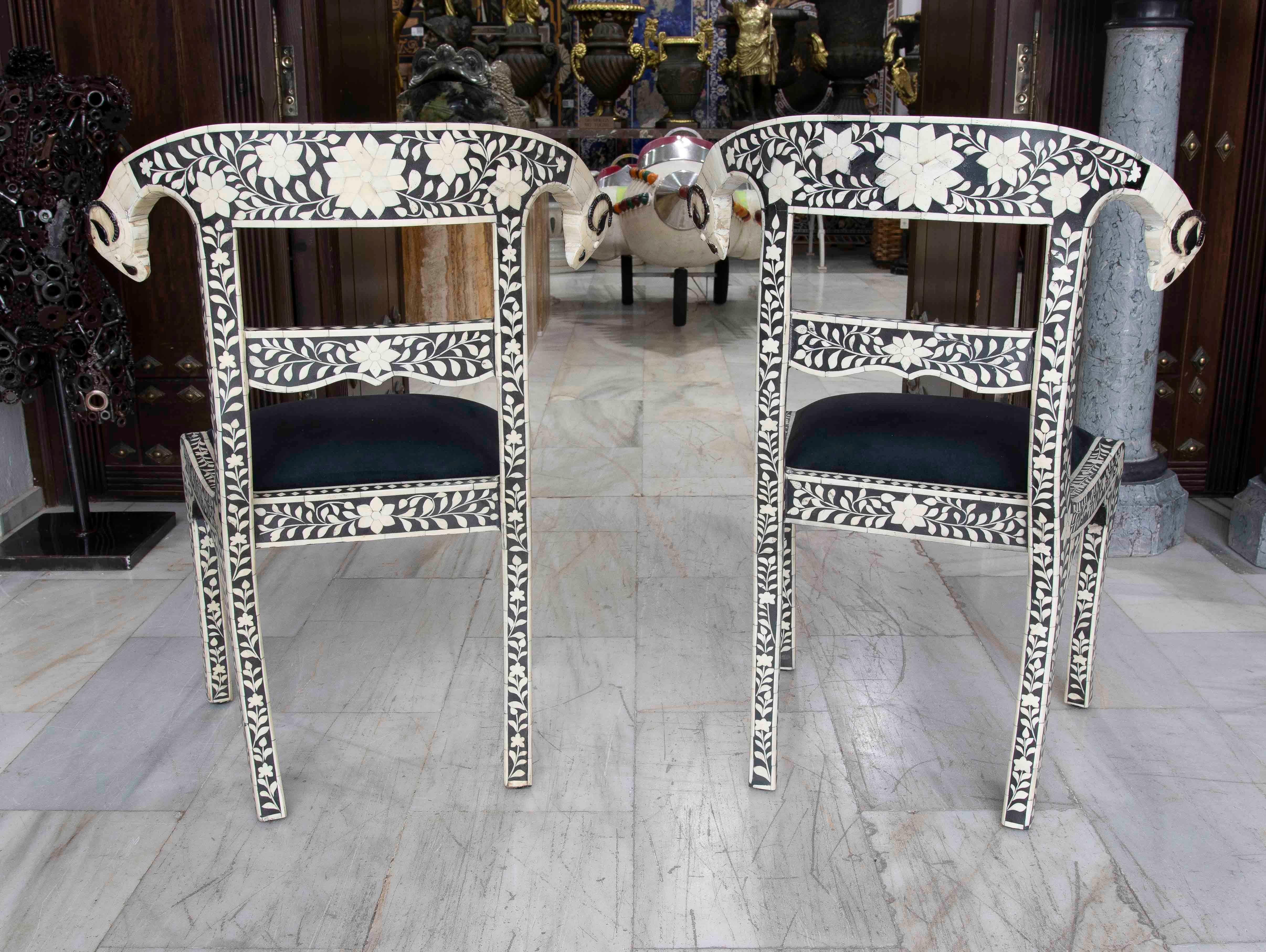 Pareja de Sillas con Incrustaciones Florales en tono negro y blanco Bon état - En vente à Marbella, ES