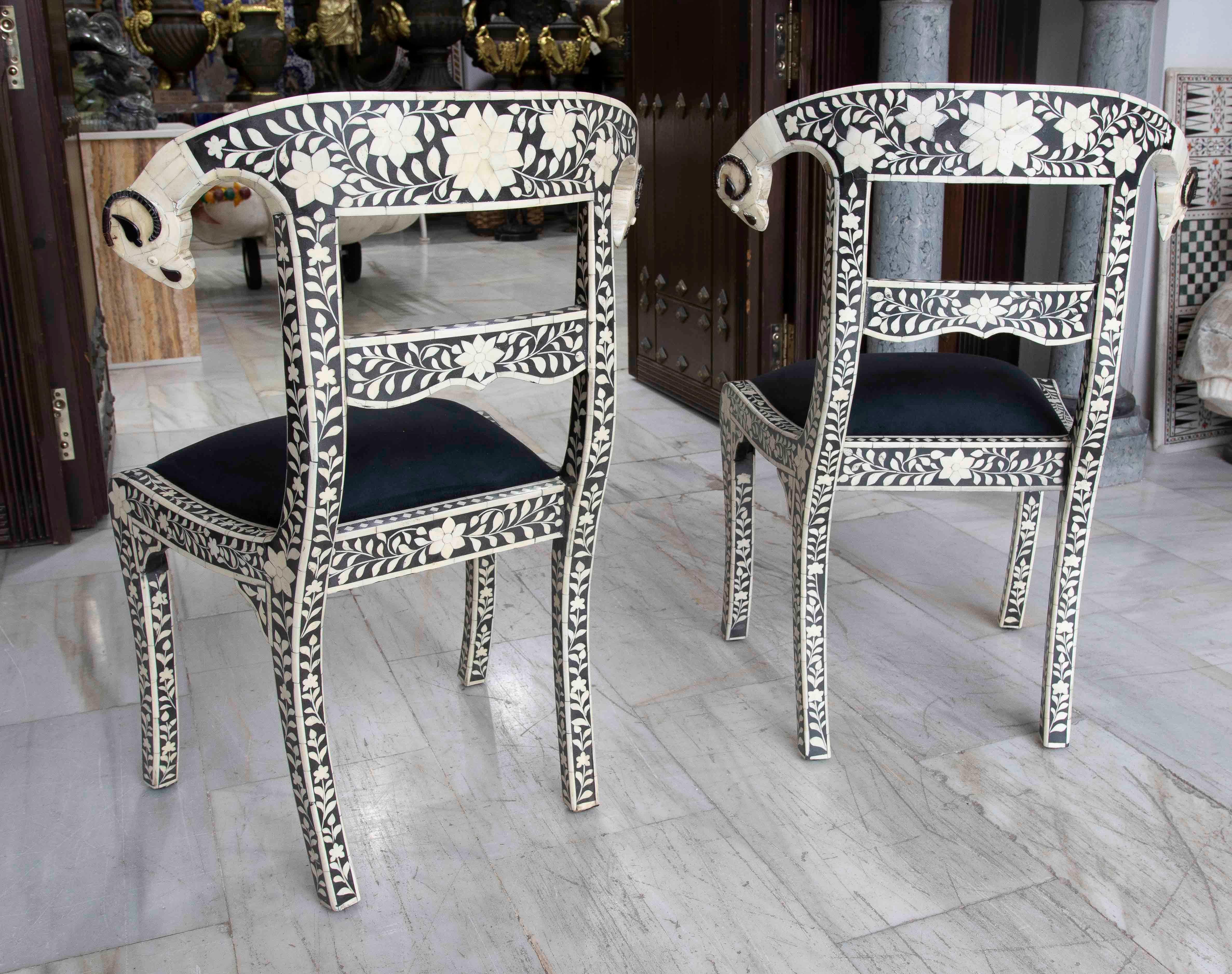 XXIe siècle et contemporain Pareja de Sillas con Incrustaciones Florales en tono negro y blanco en vente